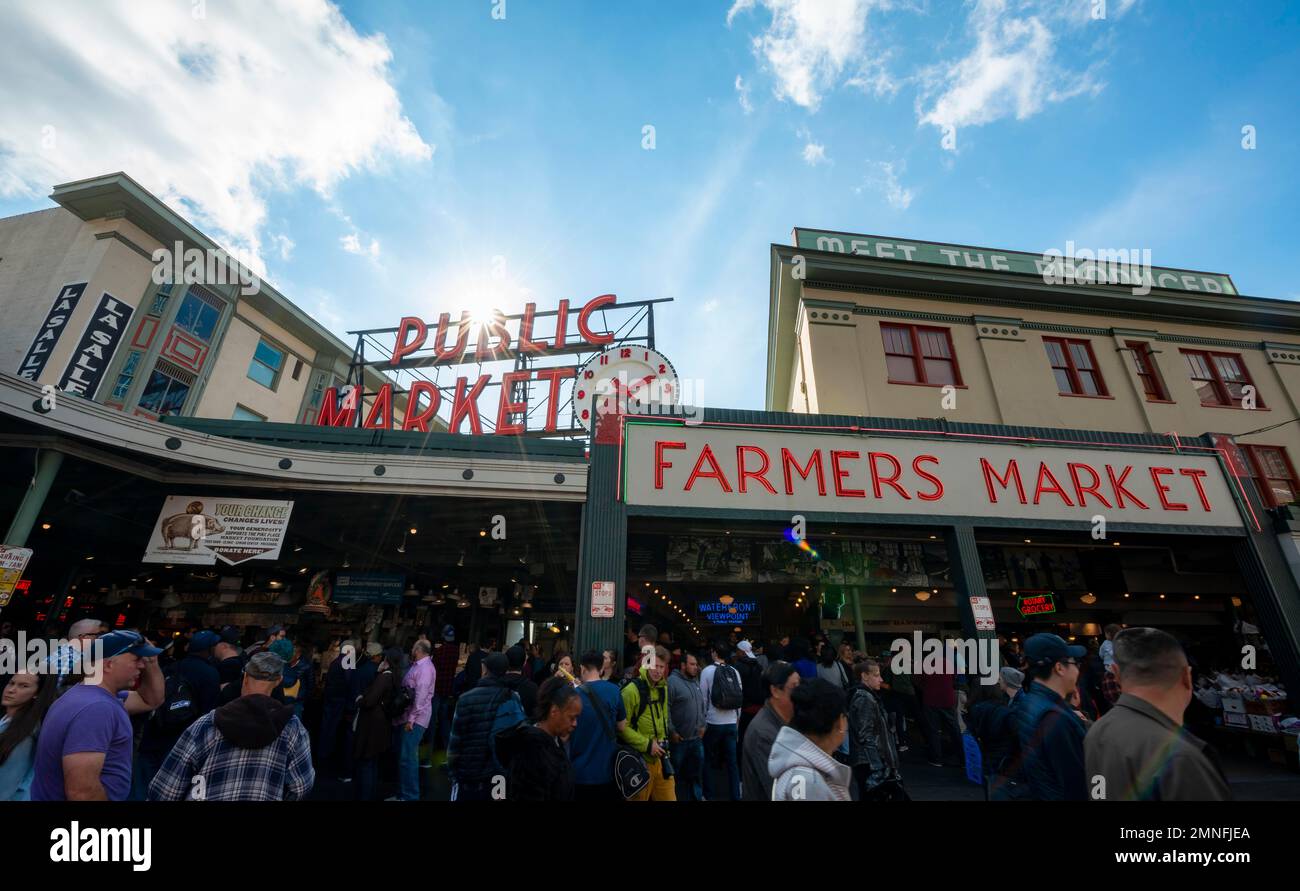 Eingangsbereich mit großem Schild, überdachter Markt, öffentlicher Markt, Bauernmarkt, Pike Place Markt, Seattle, Washington, USA Stockfoto