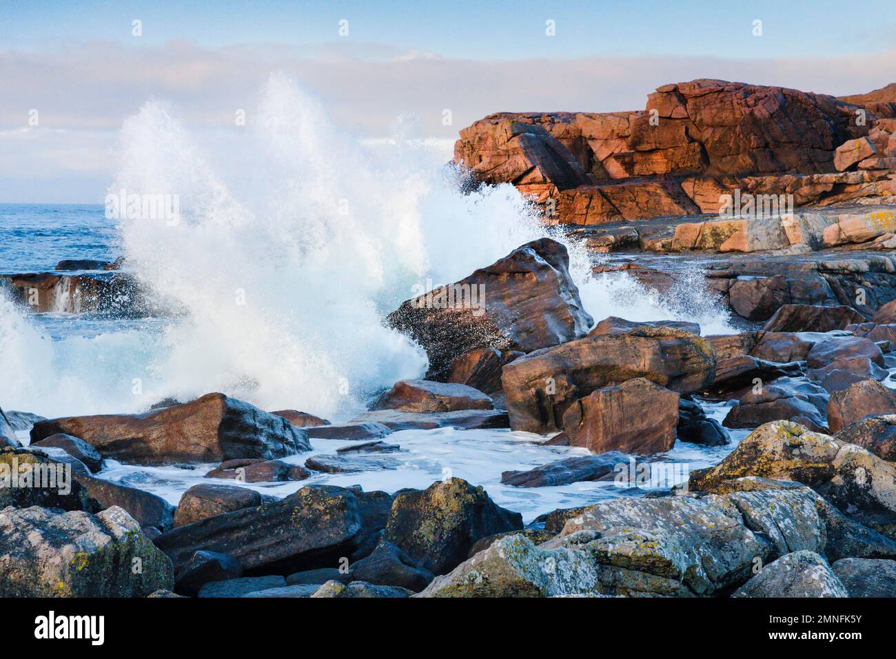 Wasser stürzt gegen Felsen an der felsigen Küste auf der Isle of Skye, Schottland, Großbritannien Stockfoto