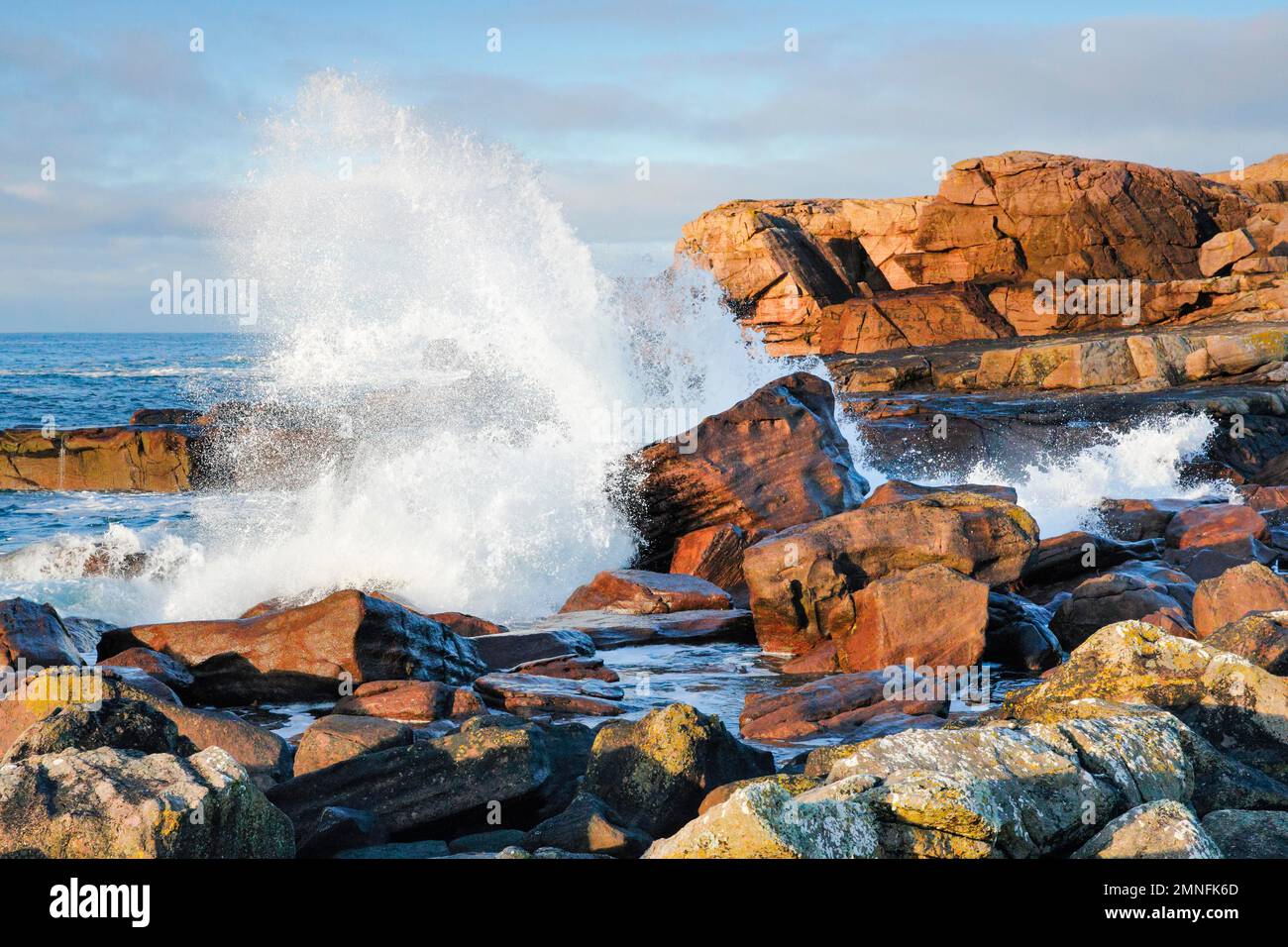 Wasser stürzt gegen Felsen an der felsigen Küste der Isle of Skye, Schottland, Vereinigtes Königreich Stockfoto
