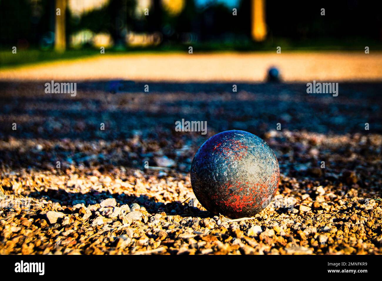 Petanque (Boule) Kugel auf Kies Stockfoto