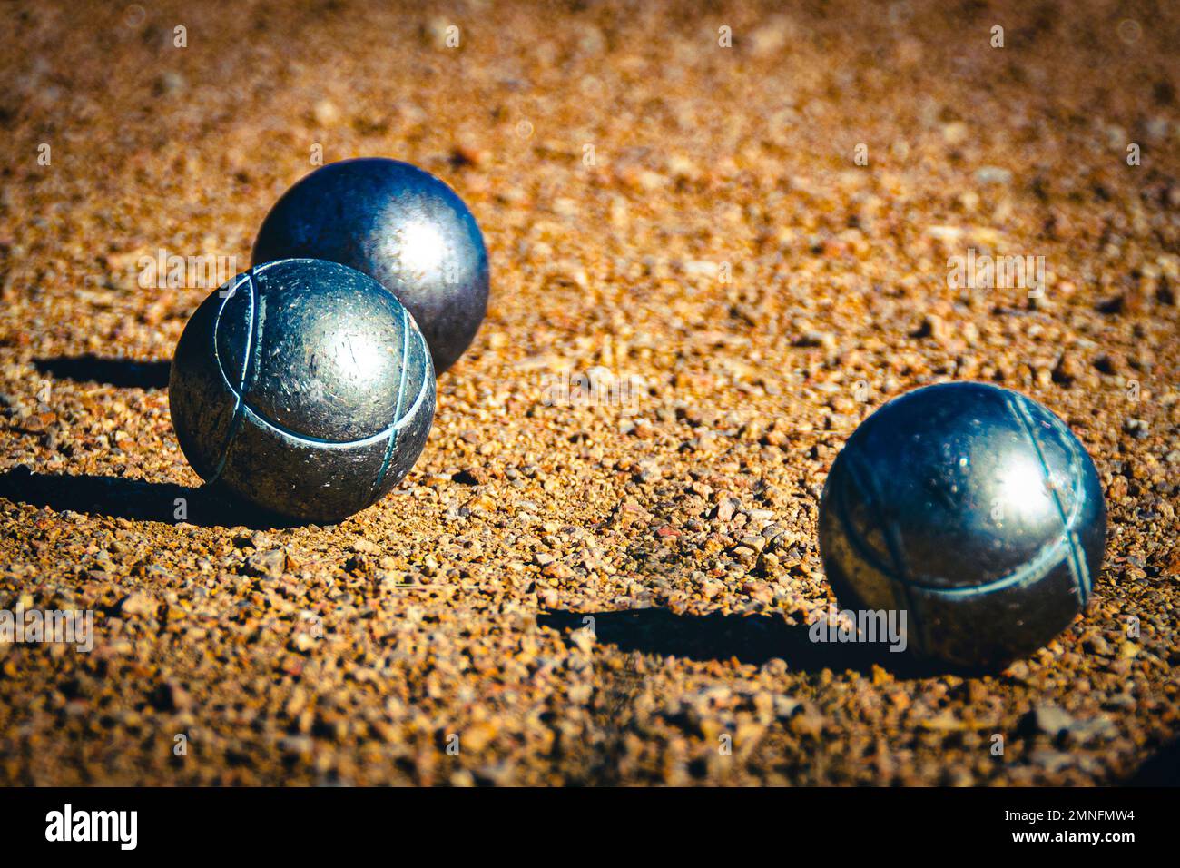 Petanque (Boule)-Bälle auf Kies Stockfoto