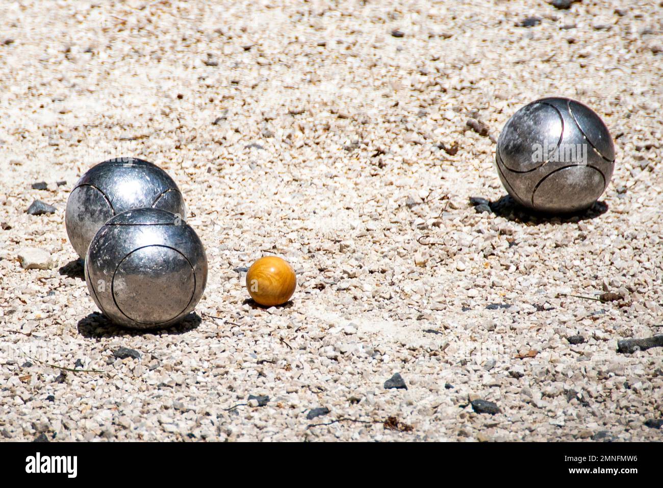 Petanque (Boule)-Bälle auf weißem Kies Stockfoto