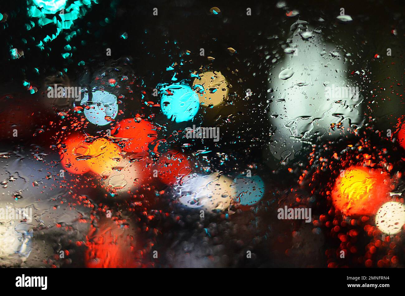 Wassertropfen auf Glas und Nachtlicht-Hintergrund Stockfoto