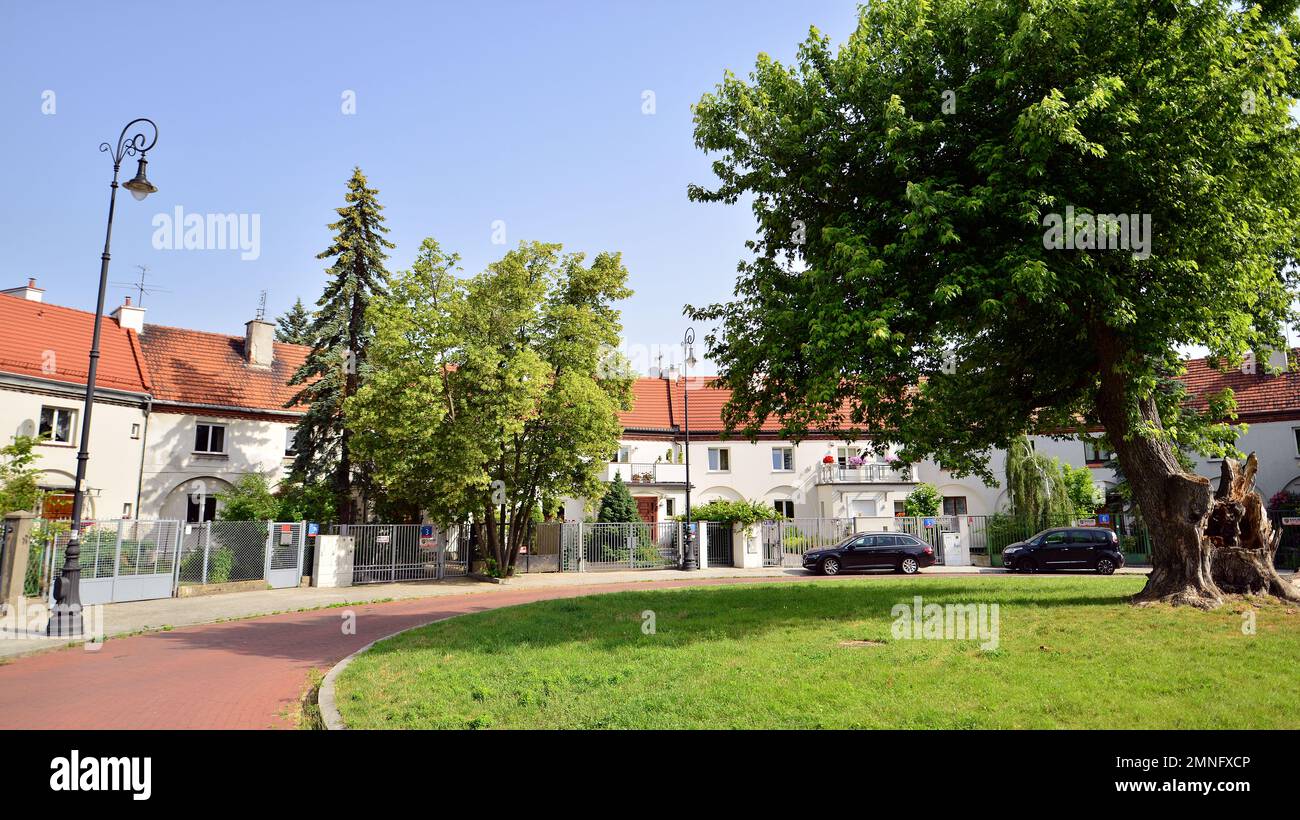 Warschau, Polen. 19. Juni 2022 Stary Zoliborz ist eine Art friedliche Enklave und eine Mischung aus kleinen architektonischen Wundern. Funktionalität, Ästhetik und Stockfoto