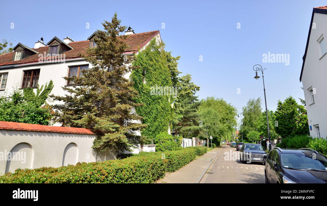 Warschau, Polen. 19. Juni 2022 Stary Zoliborz ist eine Art friedliche Enklave und eine Mischung aus kleinen architektonischen Wundern. Funktionalität, Ästhetik und Stockfoto