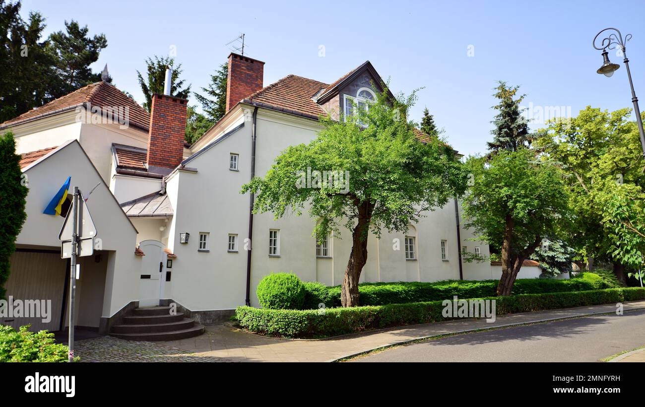 Warschau, Polen. 19. Juni 2022 Stary Zoliborz ist eine Art friedliche Enklave und eine Mischung aus kleinen architektonischen Wundern. Funktionalität, Ästhetik und Stockfoto Warschau, Polen. 19. Juni 2022 Stary Zoliborz ist eine Art friedliche Enklave und eine Mischung aus kleinen architektonischen Wundern. Funktionalität, Ästhetik und Stockfoto