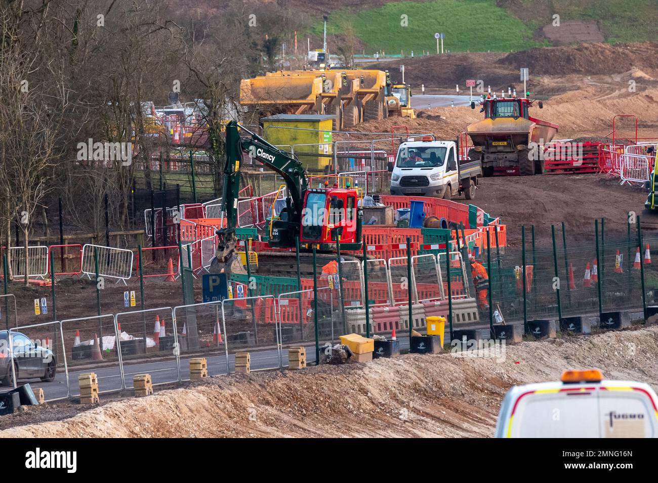 Wendover, Buckinghamshire, Großbritannien. 30. Januar 2023. Pendler auf der A413 blickten einst über Felder, aber jetzt nur noch eine karge HS2-Landschaft. HS2 Bauarbeiten für das kleine Dean Viaduct entlang der A413 südlich von Wendover. Der kleine Dean Viadukt, der einst gebaut wurde, wird mit den Hochgeschwindigkeitszügen 2 über die A413, die Chilterns Railway Line und die kleine Dean Lane fahren. HS2 haben neben der A413 eine riesige Anzahl von Bäumen gefällt und das Bauernhaus und die Bauernhöfe der Road Barn Farm abgerissen. Kredit: Maureen McLean/Alamy Live News Stockfoto