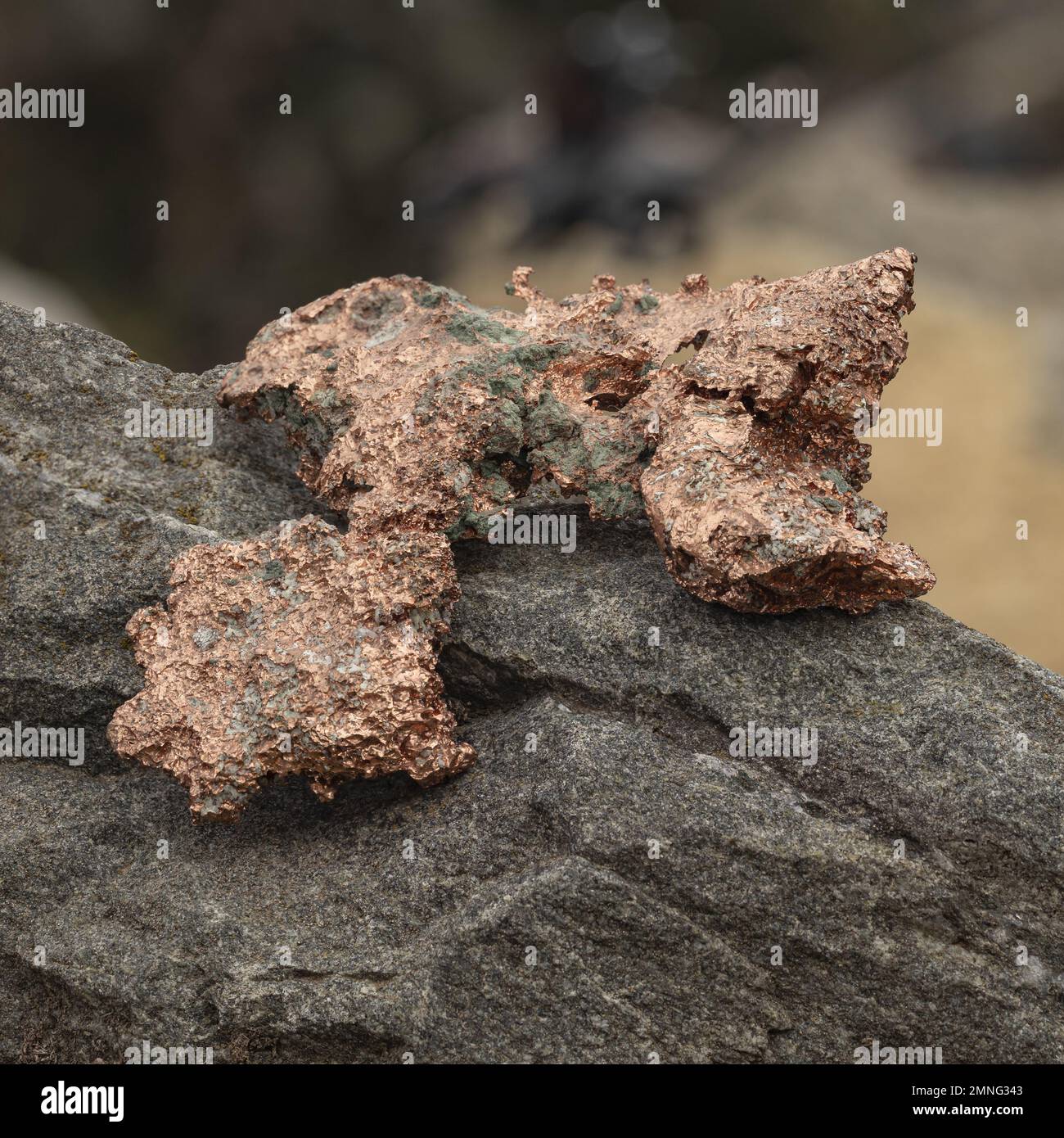 Rohe Kupfererzprobe. Felsiger natürlicher Hintergrund Stockfoto