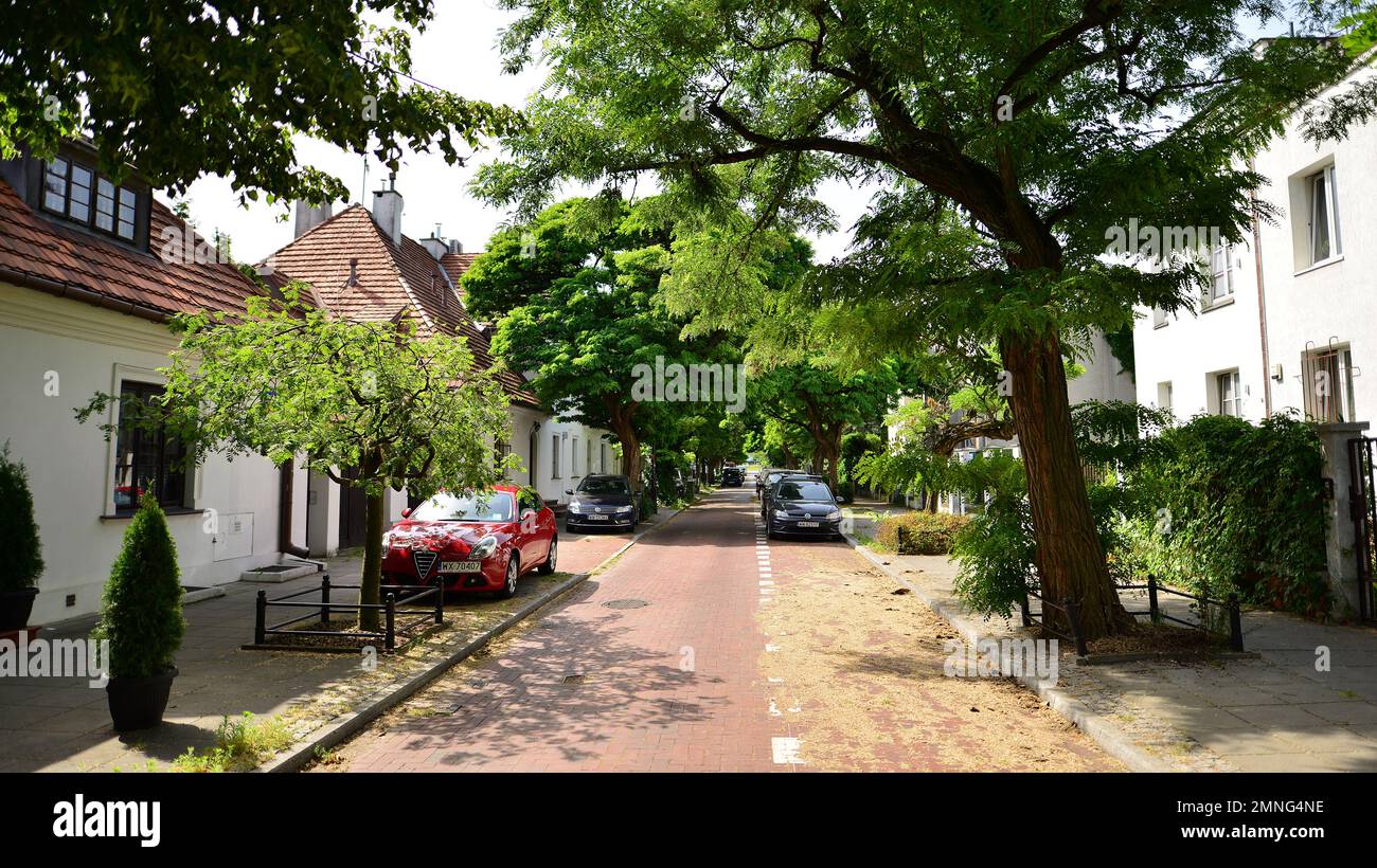 Warschau, Polen. 19. Juni 2022 Stary Zoliborz ist eine Art friedliche Enklave und eine Mischung aus kleinen architektonischen Wundern. Funktionalität, Ästhetik und Stockfoto