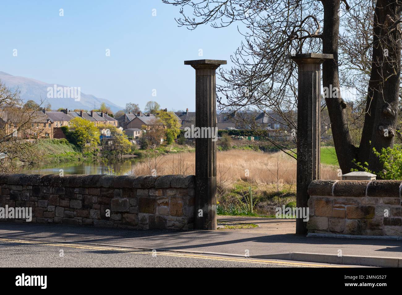 Zwei dorische Säulen, Überreste des jetzt abgerissenen Forthside House, Seaforth Road, Stirling, Schottland, Großbritannien Stockfoto