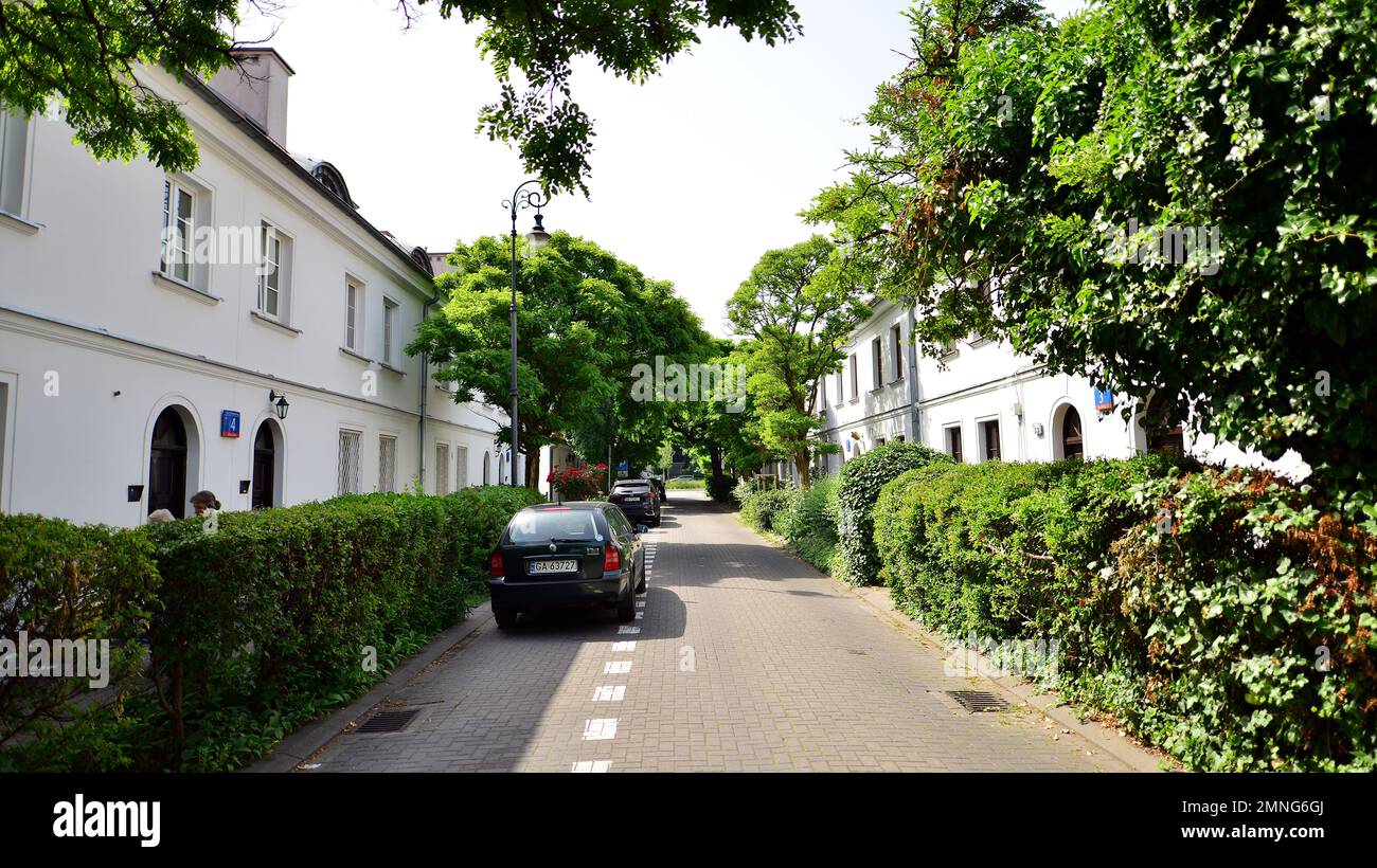 Warschau, Polen. 19. Juni 2022 Stary Zoliborz ist eine Art friedliche Enklave und eine Mischung aus kleinen architektonischen Wundern. Funktionalität, Ästhetik und Stockfoto