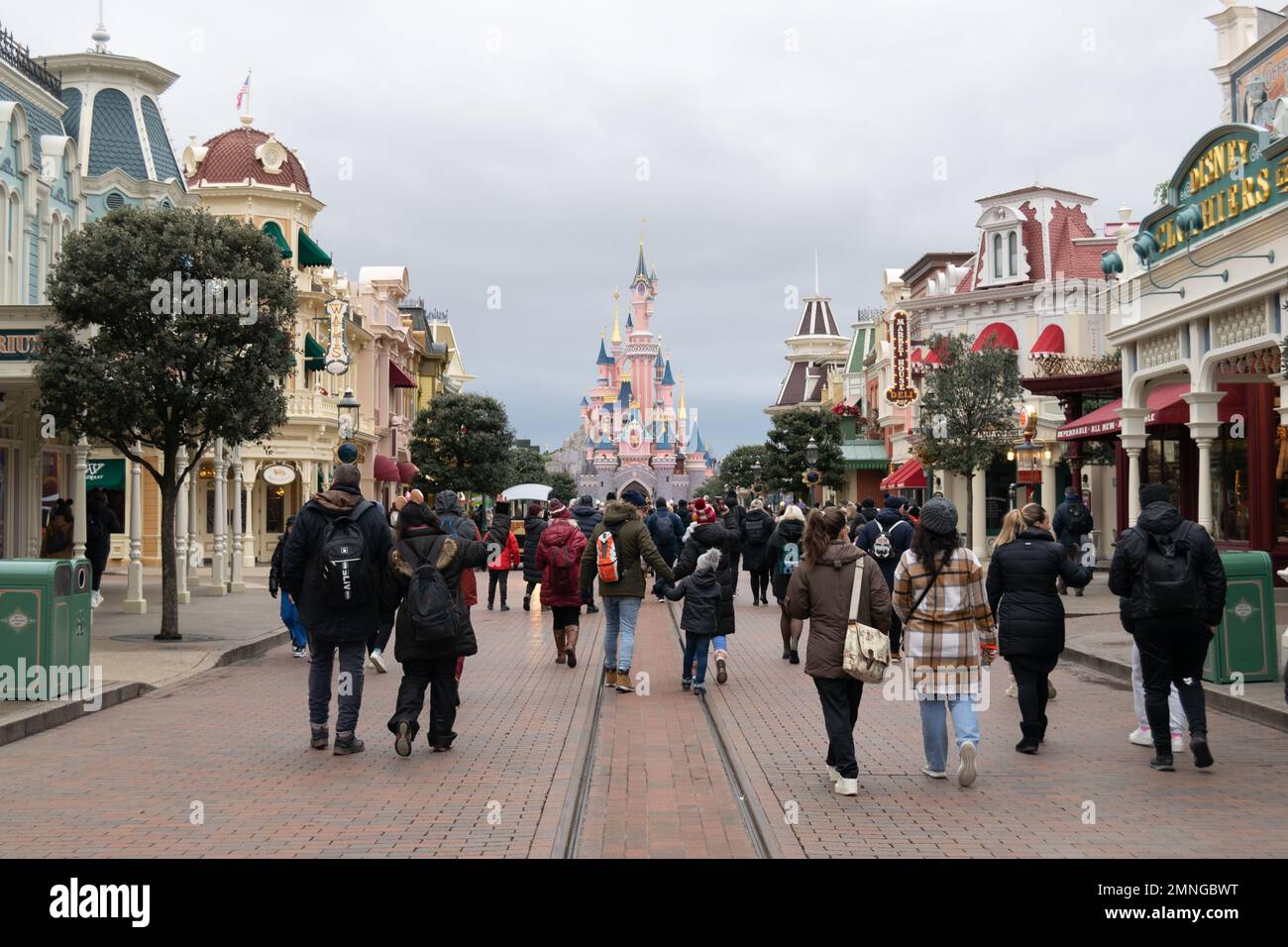 Disneyland Paris Castle, Dornröschenschloss. Fantasyland im Disneyland Park Families Walking im Winter im Disneyland Park in Paris. Winterwetter Stockfoto
