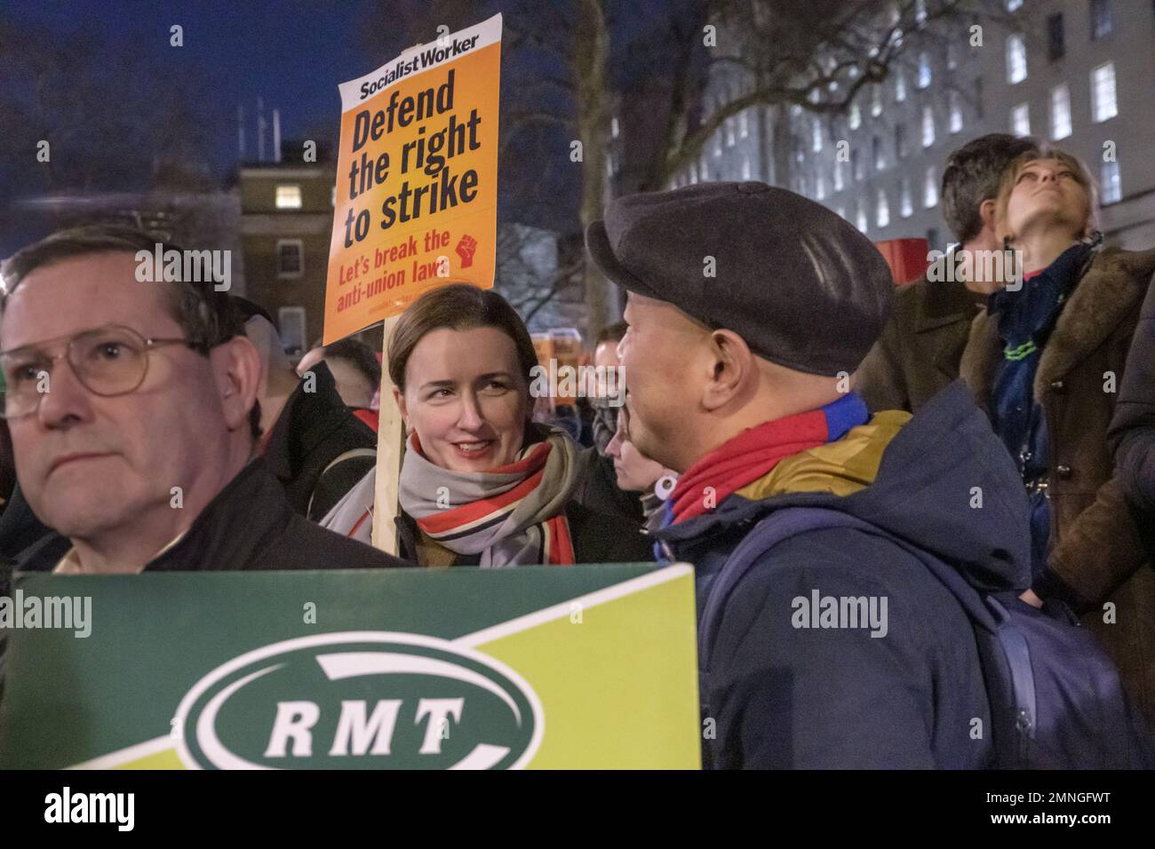 London, Großbritannien. 30. Januar 2023 Genug ist genug Großbritannien und die Kampagne für Gewerkschaftsfreiheit Protest in der Downing Street, während die Tories ihr Anti-Streik-Gesetz durch das Parlament schieben. Der Strikes (Minimum Service Levels) Bill hat Gewerkschaften und Oppositionsmitglieder verärgert und wird von einem "Ausschuss des ganzen Hauses" debattiert, um ihn ohne angemessene Kontrolle und detaillierte Debatte durchzubringen. Peter Marshall/Alamy Live News Stockfoto