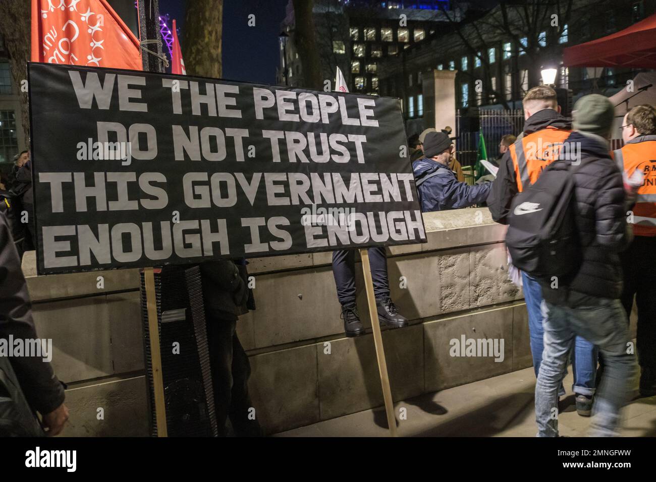 London, Großbritannien. 30. Januar 2023 Genug ist genug Großbritannien und die Kampagne für Gewerkschaftsfreiheit Protest in der Downing Street, während die Tories ihr Anti-Streik-Gesetz durch das Parlament schieben. Der Strikes (Minimum Service Levels) Bill hat Gewerkschaften und Oppositionsmitglieder verärgert und wird von einem "Ausschuss des ganzen Hauses" debattiert, um ihn ohne angemessene Kontrolle und detaillierte Debatte durchzubringen. Peter Marshall/Alamy Live News Stockfoto