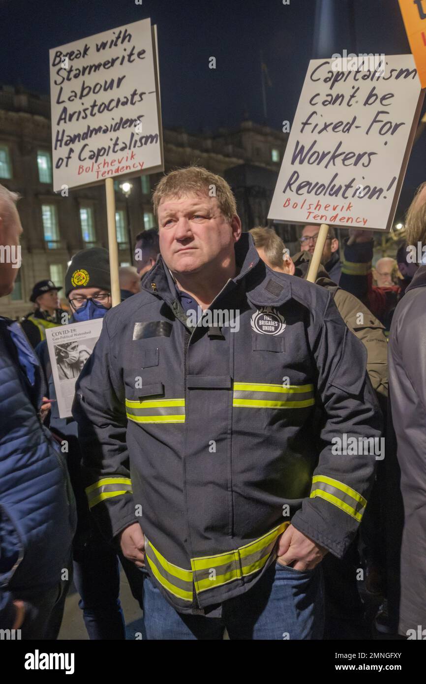 London, Großbritannien. 30. Januar 2023 Genug ist genug Großbritannien und die Kampagne für Gewerkschaftsfreiheit Protest in der Downing Street, während die Tories ihr Anti-Streik-Gesetz durch das Parlament schieben. Der Strikes (Minimum Service Levels) Bill hat Gewerkschaften und Oppositionsmitglieder verärgert und wird von einem "Ausschuss des ganzen Hauses" debattiert, um ihn ohne angemessene Kontrolle und detaillierte Debatte durchzubringen. Peter Marshall/Alamy Live News Stockfoto