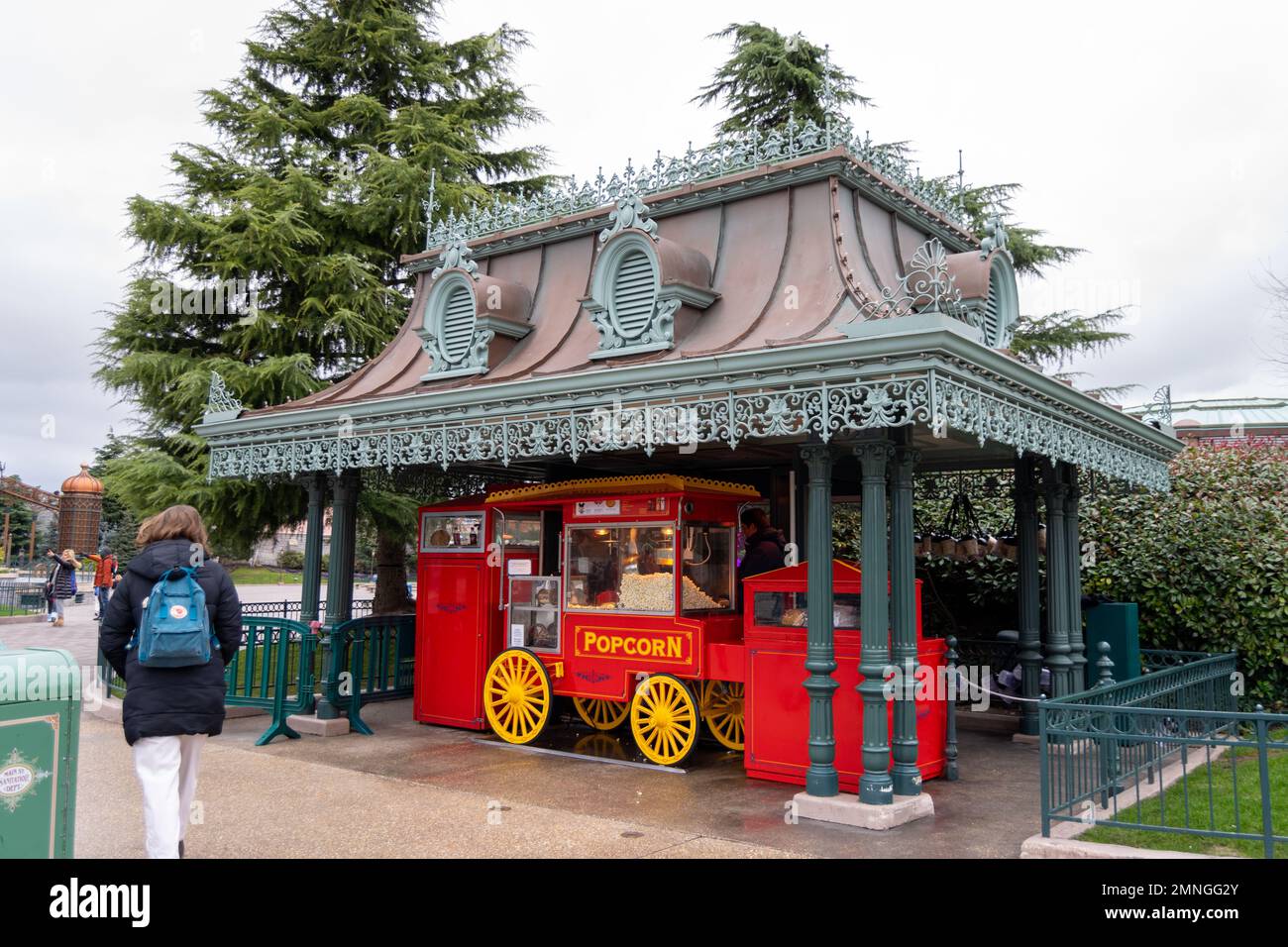 Disneyland Paris Popcorn-roter Wagen oder mobiler klassischer Popcorn-Verkäufer. Disneyland Speisen und Snacks. Geruch und Geruch von Popcorns. Stockfoto