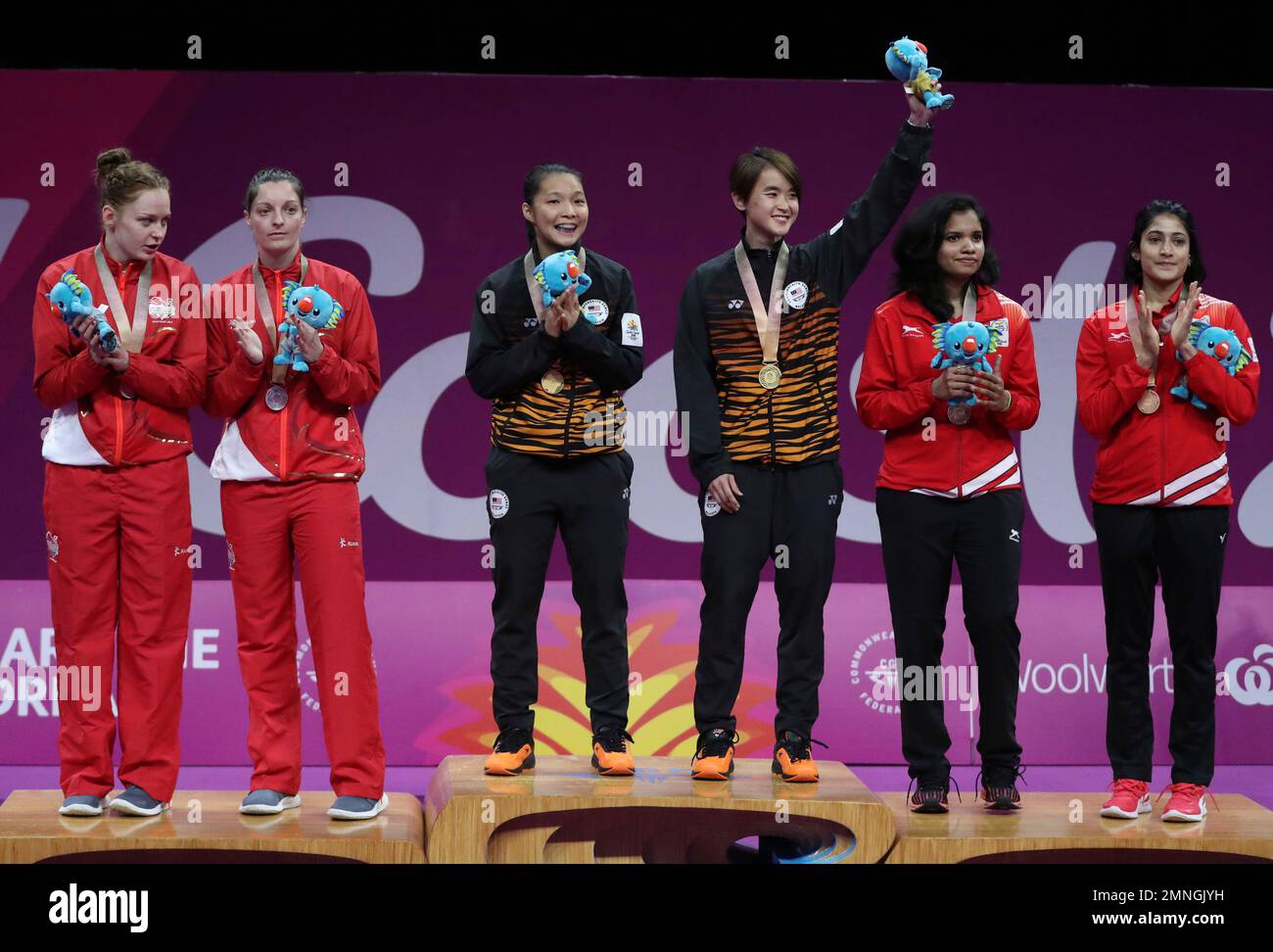 From left to right, silver medalists Lauren Smith and Sarah Walker, gold medalists Chow Mei Kuan and Vivian Hoo of Malaysia and bronze medalists N. Sikky Reddy and Ashwini Ponnappa, of India stand on the podium during the medal ceremony for women's doubles badminton at Carrara Sports Hall during the Commonwealth Games on the Gold Coast, Australia, Sunday, April 15, 2018. (AP Photo/Dita Alangkara) Stockfoto