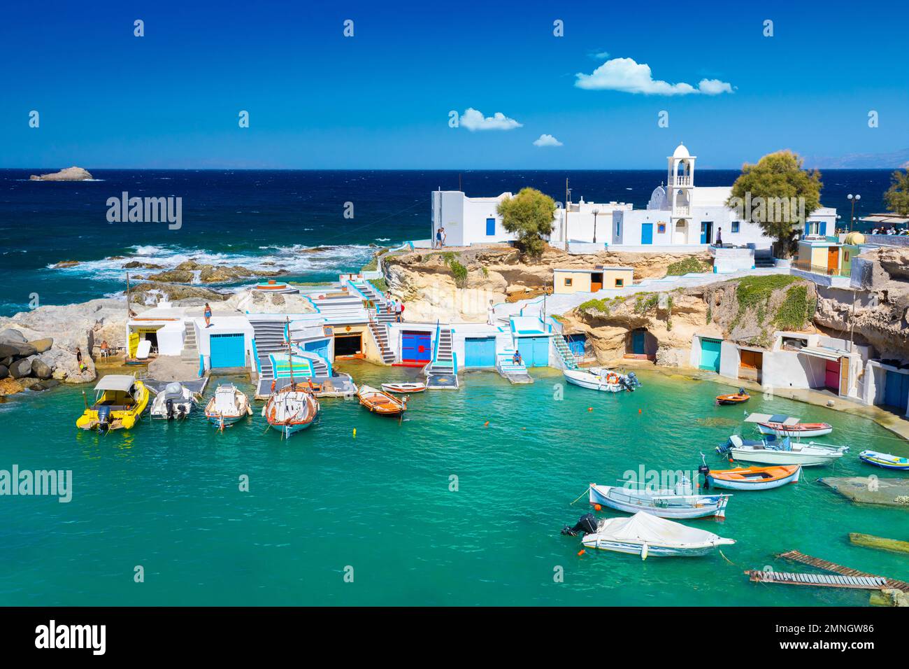 Blick auf das Fischerdorf Mandrakia auf der Insel Milos, Griechenland Stockfoto