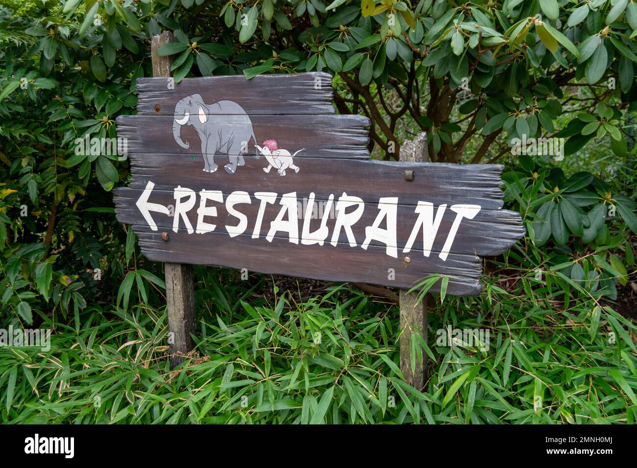 Restaurant-Holzschild im Disneyland Paris Park in Paris Stockfoto