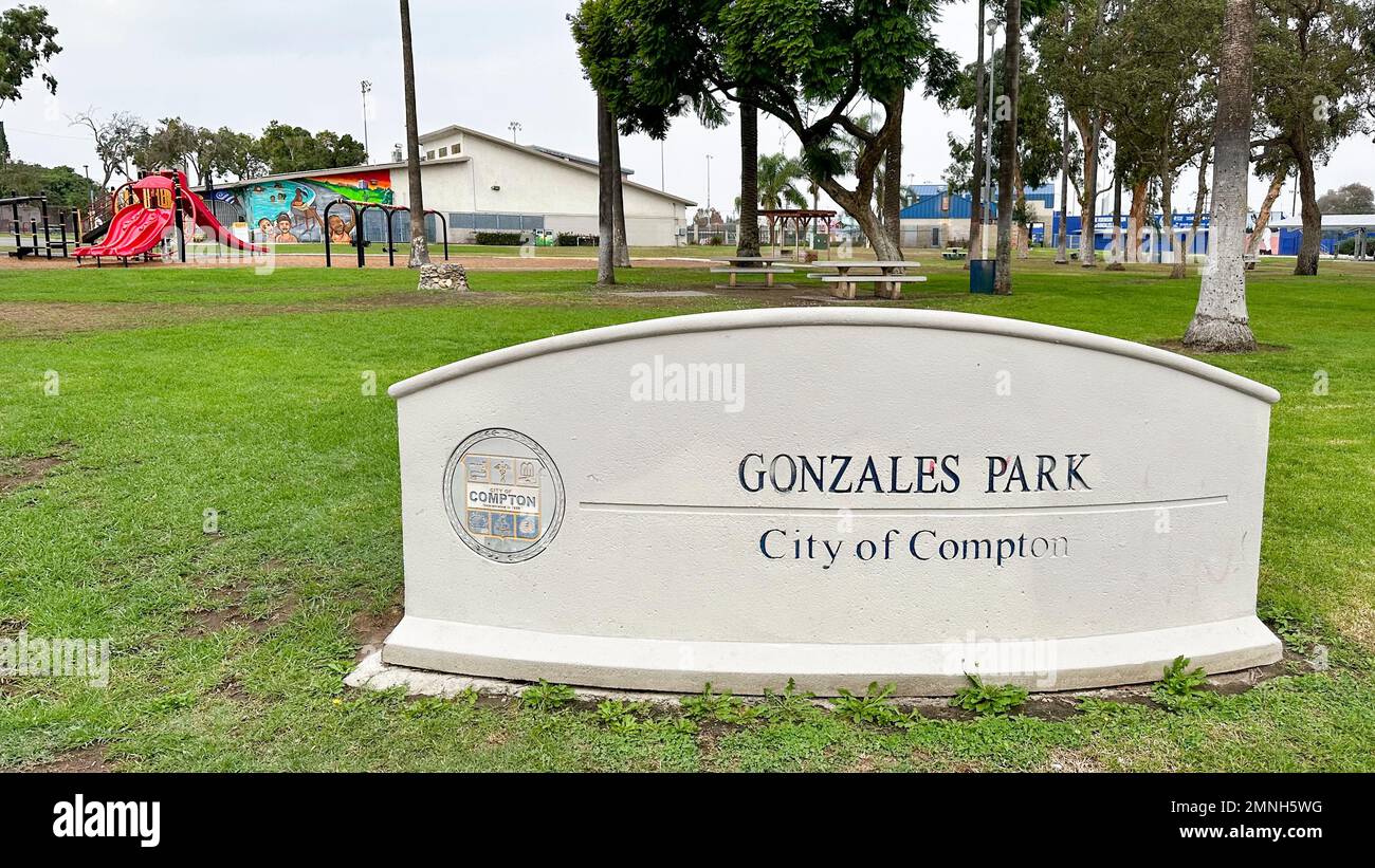 Der Gonzales Park in Compton beherbergt ein Gemeindezentrum, einen Spielplatz, Picknickbereiche und ein Jackie Robinson Statdium Ca. 21. Okt. 2022 Stockfoto