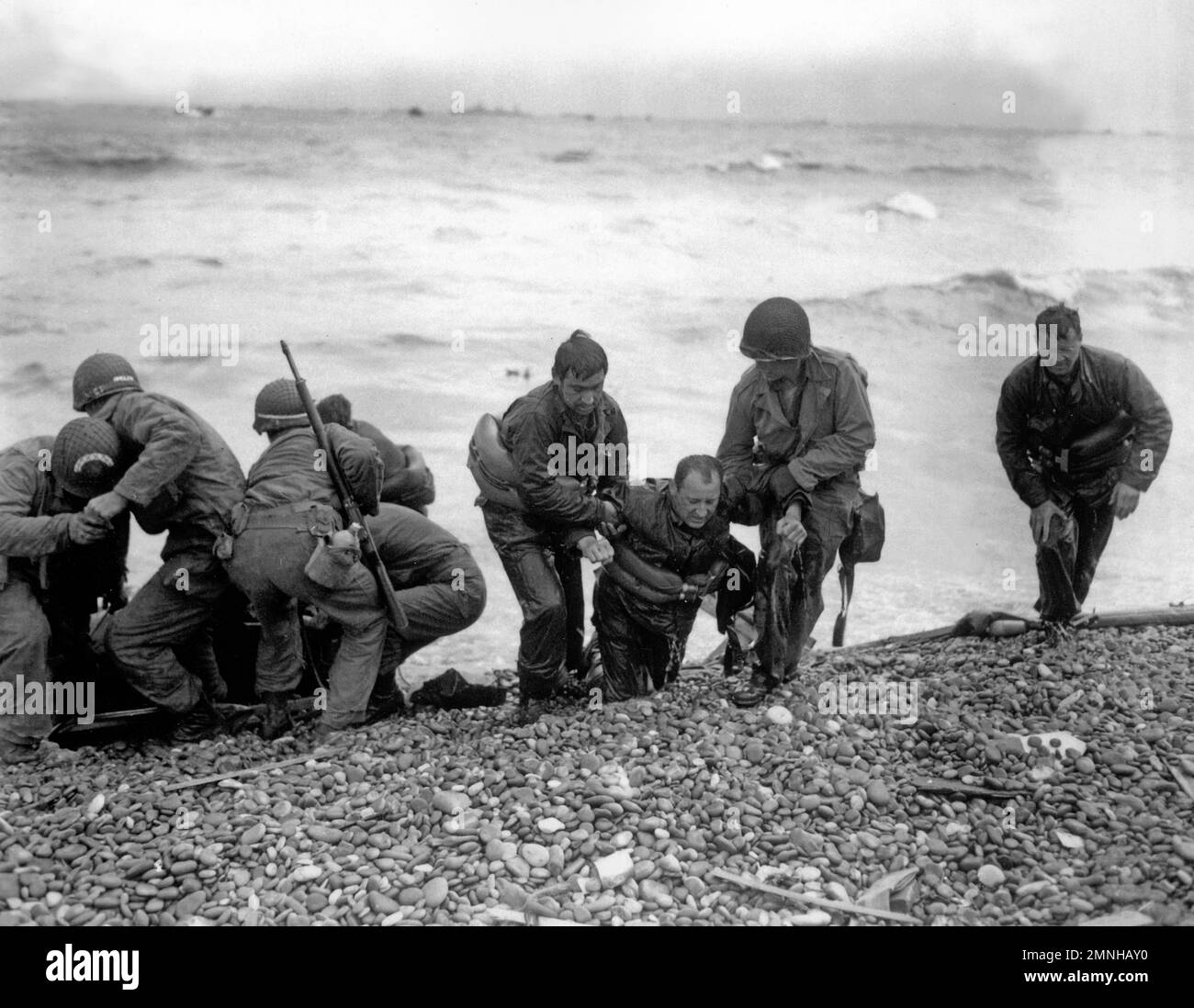 Normandie Evakuierung kranker und verwundeter Soldaten an einem Strand in der Normandie, Frankreich, ca. 1944 Stockfoto