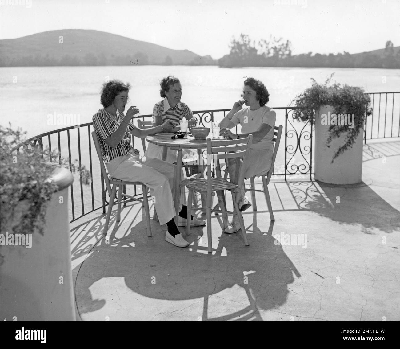 Krankenschwestern im Corona California Naval Hospital genießen Ruhe und Entspannung, entspannen auf der Terrasse des Offiziersclubs mit Blick auf den See auf dem Krankenhausgelände ca. 1944 Stockfoto