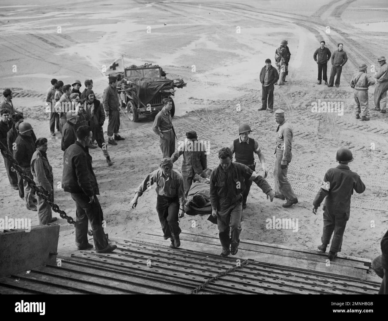 Vom Jeep zum LST in Frankreich, im Zweiten Weltkrieg. Transport und Evakuierung kranker und verwundeter Soldaten. Europäisches Theater; Normandie ca. 1944 Stockfoto