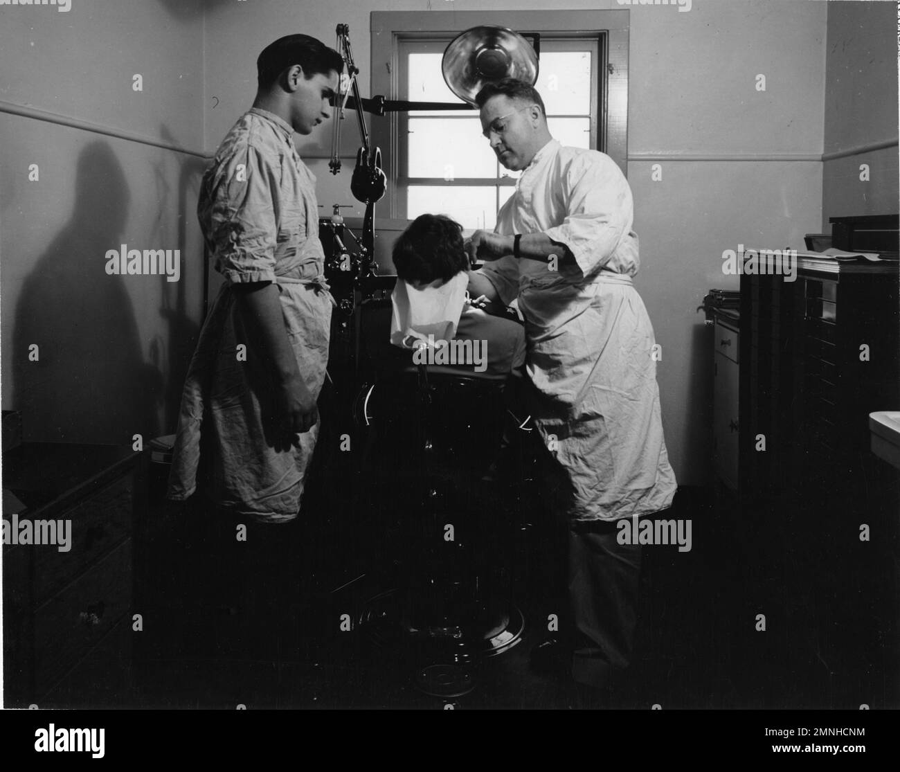 Marinestützpunkt, Niederländischer Hafen, Alaska. NOB-Zahnarztpraxisszene in der Dispensairemedizin. 2. Weltkrieg - Zahnpflege und Ausrüstung ca. November 1943 Stockfoto