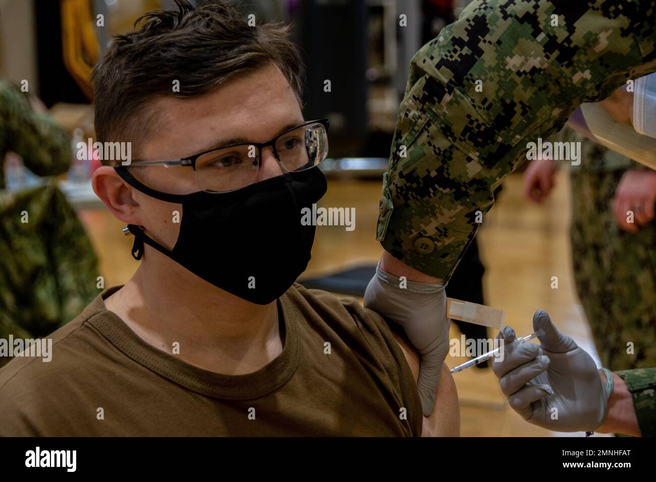 YOKOSUKA, Japan (2. Februar 2021) ein Seemann von Electronics Technician (Nuclear), der den USA zugeteilt wurde Der einzige vorwärtsgesetzte Flugzeugträger der Navy, USS Ronald Reagan (CVN 76), erhält die zweite Impfung mit dem COVID-19-Impfstoff ca. 2020 Stockfoto