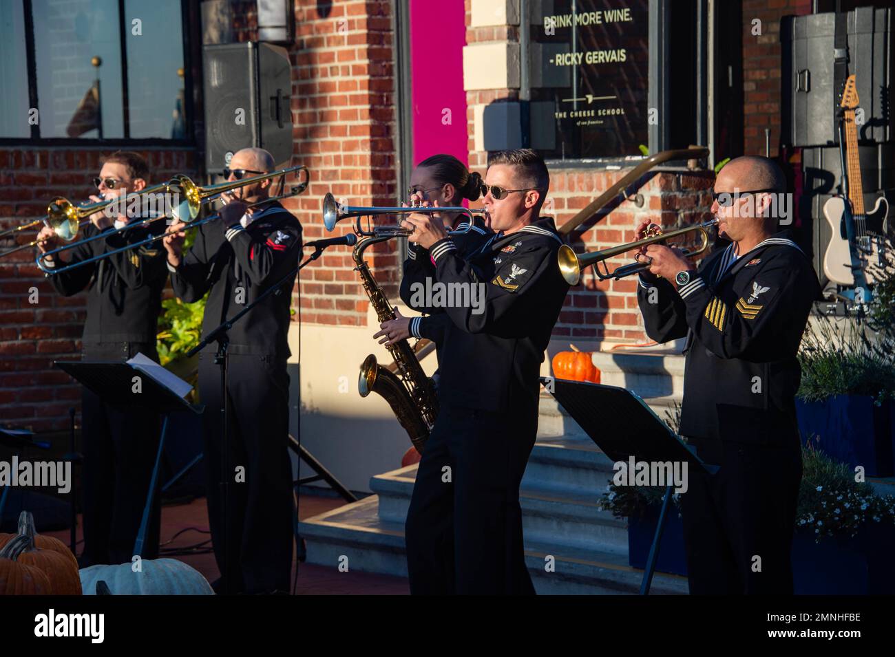 221003-N-IW069-1616 San Francisco (Okt 3, 2022) Matrosen, die der Navy Band South-West zugewiesen wurden, treten während der San Francisco Fleet Week auf. Die SFFW ist eine Gelegenheit für die amerikanische Öffentlichkeit, ihre Teams der Marine, des Marine Corps und der Küstenwache zu treffen und Amerikas Seedienste zu erleben. Während der Fleet Week nehmen Servicemitglieder an verschiedenen Community-Service-Veranstaltungen Teil, präsentieren der Gemeinde Fähigkeiten und Ausrüstung und genießen die Gastfreundschaft der Stadt und ihrer Umgebung. (Navy Photography by Mass Communication Specialist 2. Class Isaiah M. Williams) Stockfoto