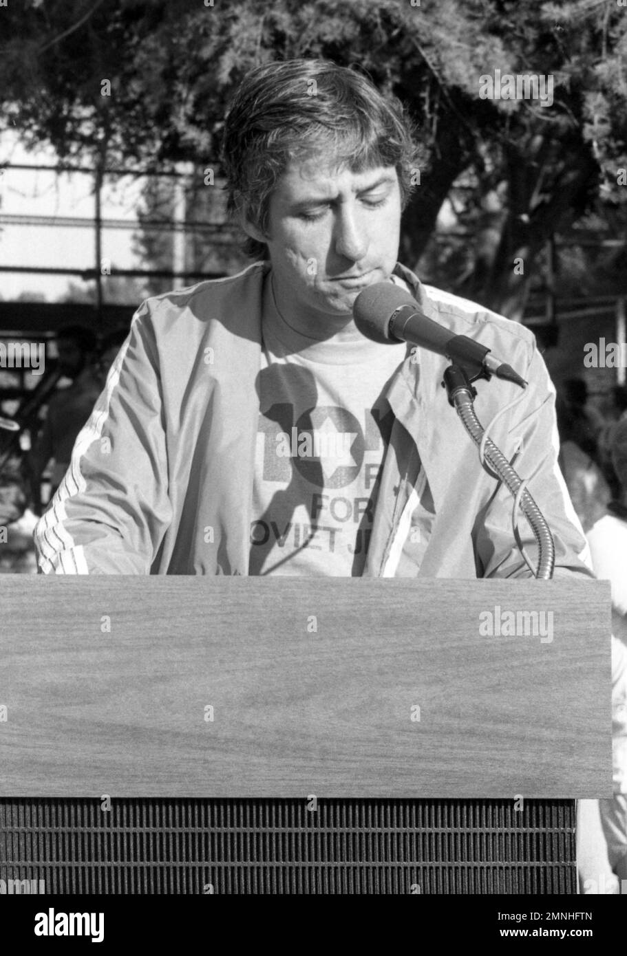 Tom Hayden beim 10k. Rennen um sowjetische Juden im Rancho Park in Century City, Kalifornien, 7. November 1981. Kredit: Ralph Dominguez/MediaPunch Stockfoto