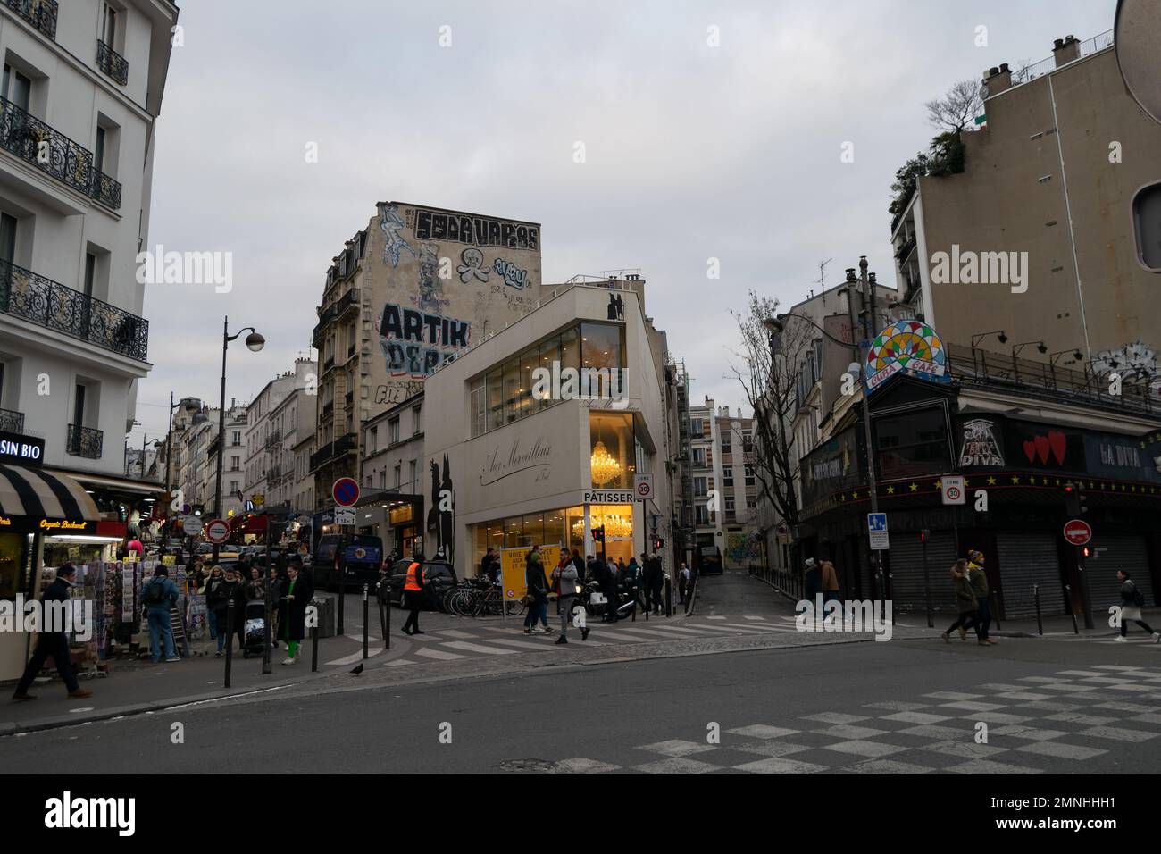 In Paris in der Nähe des Moulin Rouge, städtisches Leben in europäischen Städten. Menschen, die in Großstädten herumlaufen. Paris im Januar. Clichy, 75018 Stockfoto
