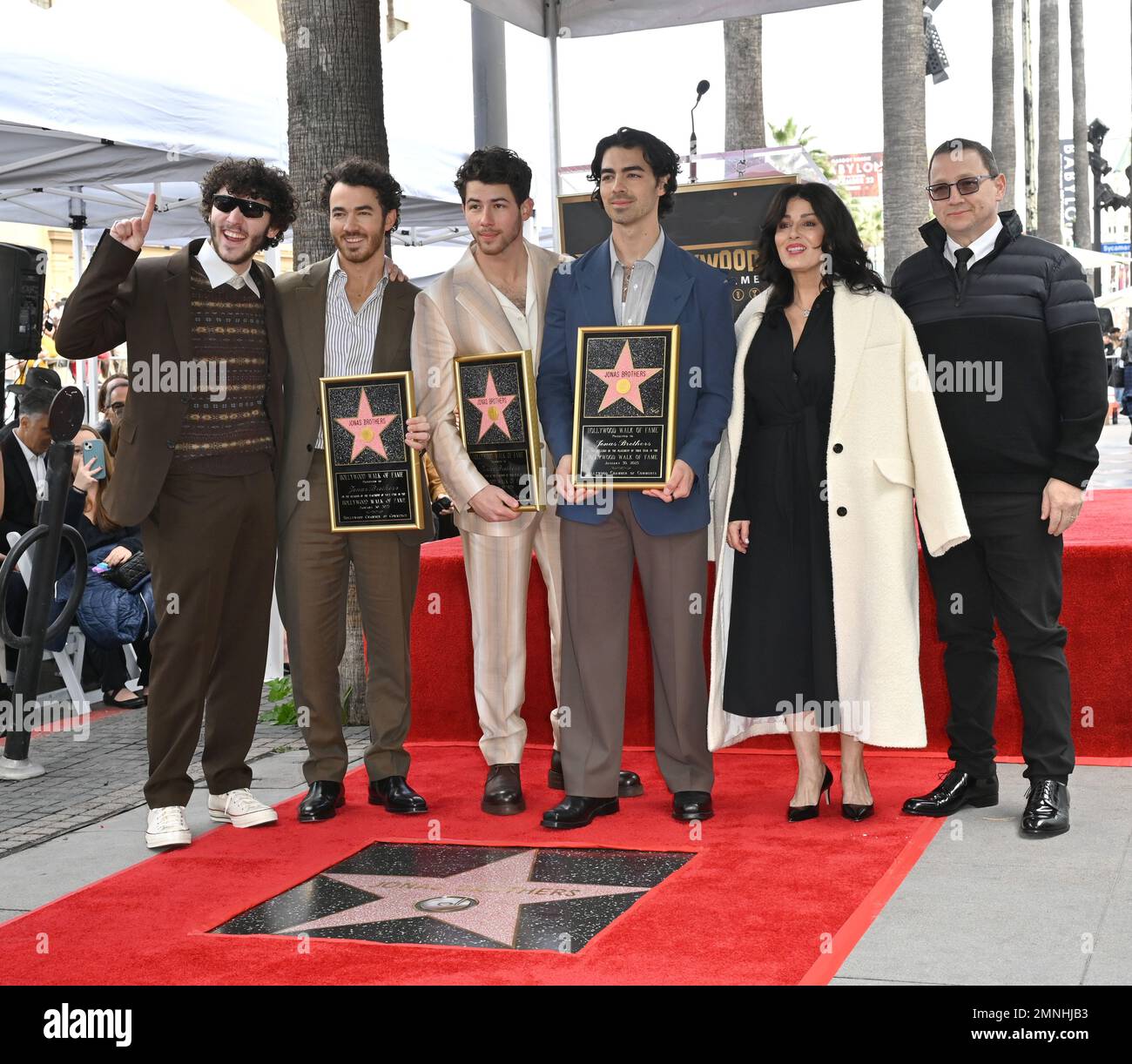 Los Angeles, USA. 30. Januar 2023. Frankie Jonas, Kevin Jonas, Nick Jonas, Joe Jonas, Denise Jonas & Paul Kevin Jonas Sr. Bei der Star-Zeremonie des Hollywood Walk of Fame zu Ehren der Jonas Brothers. Bildnachweis: Paul Smith/Alamy Live News Stockfoto