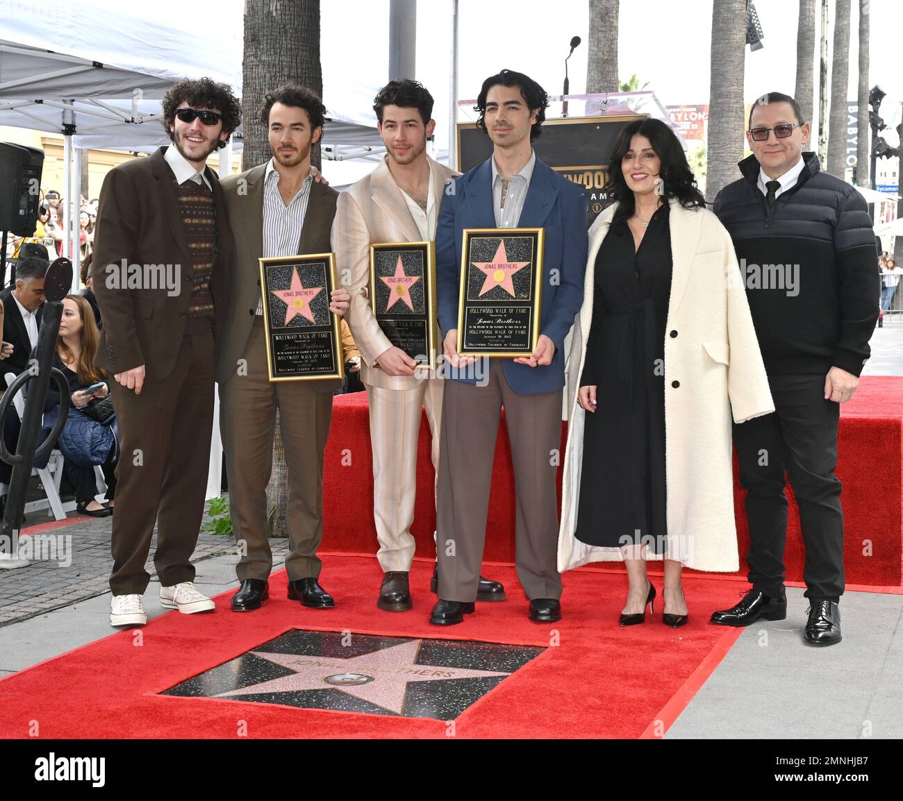 Los Angeles, USA. 30. Januar 2023. Frankie Jonas, Kevin Jonas, Nick Jonas, Joe Jonas, Denise Jonas & Paul Kevin Jonas Sr. Bei der Star-Zeremonie des Hollywood Walk of Fame zu Ehren der Jonas Brothers. Bildnachweis: Paul Smith/Alamy Live News Stockfoto