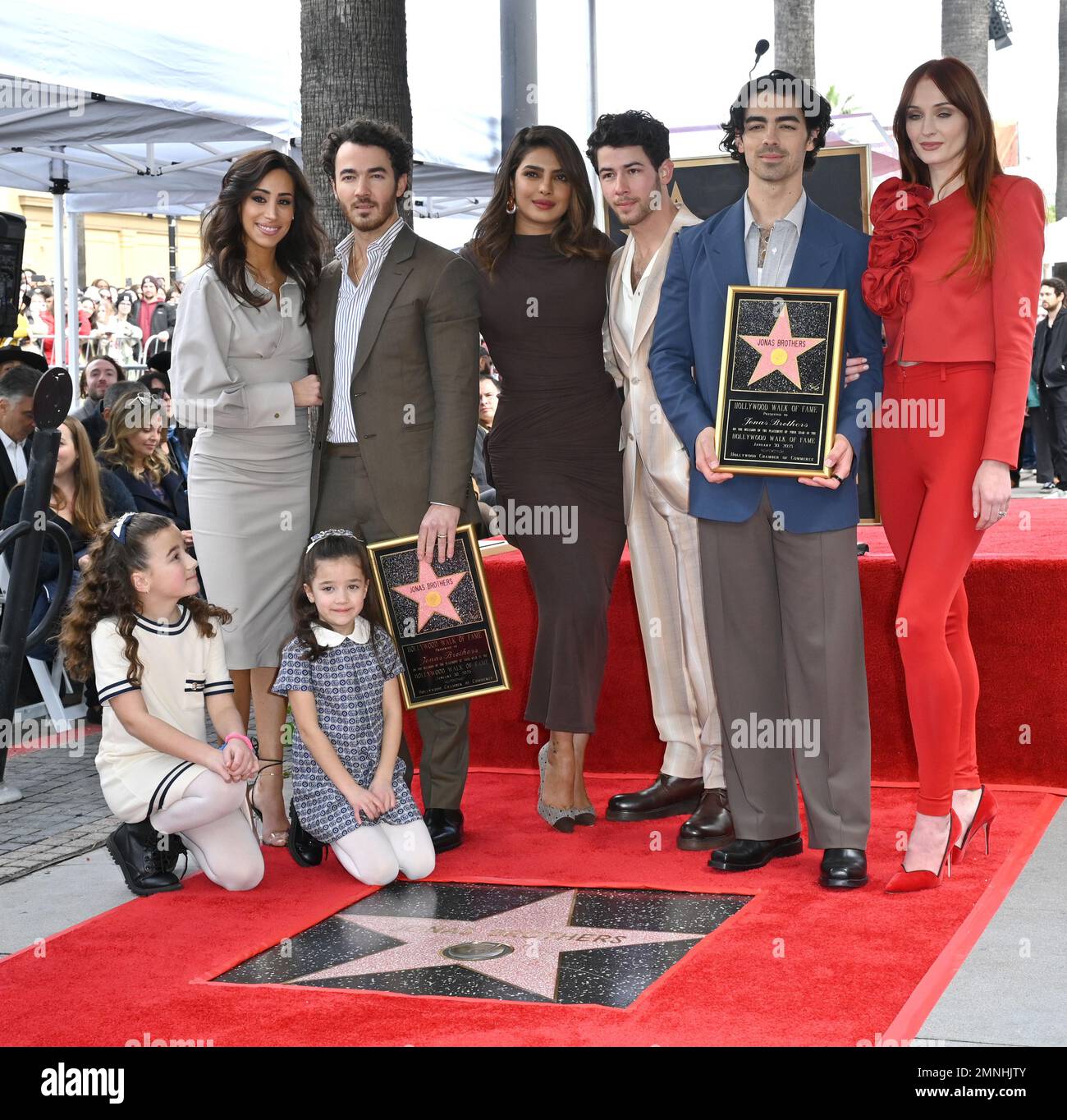Los Angeles, USA. 30. Januar 2023. Valentina Angelina Jonas, Danielle Jonas, Alena Rose Jonas, Kevin Jonas, Priyanka Chopra, Nick Jonas, Joe Jonas und Sophie Turner bei der Hollywood Walk of Fame Star Zeremonie zu Ehren der Jonas Brothers. Bildnachweis: Paul Smith/Alamy Live News Stockfoto