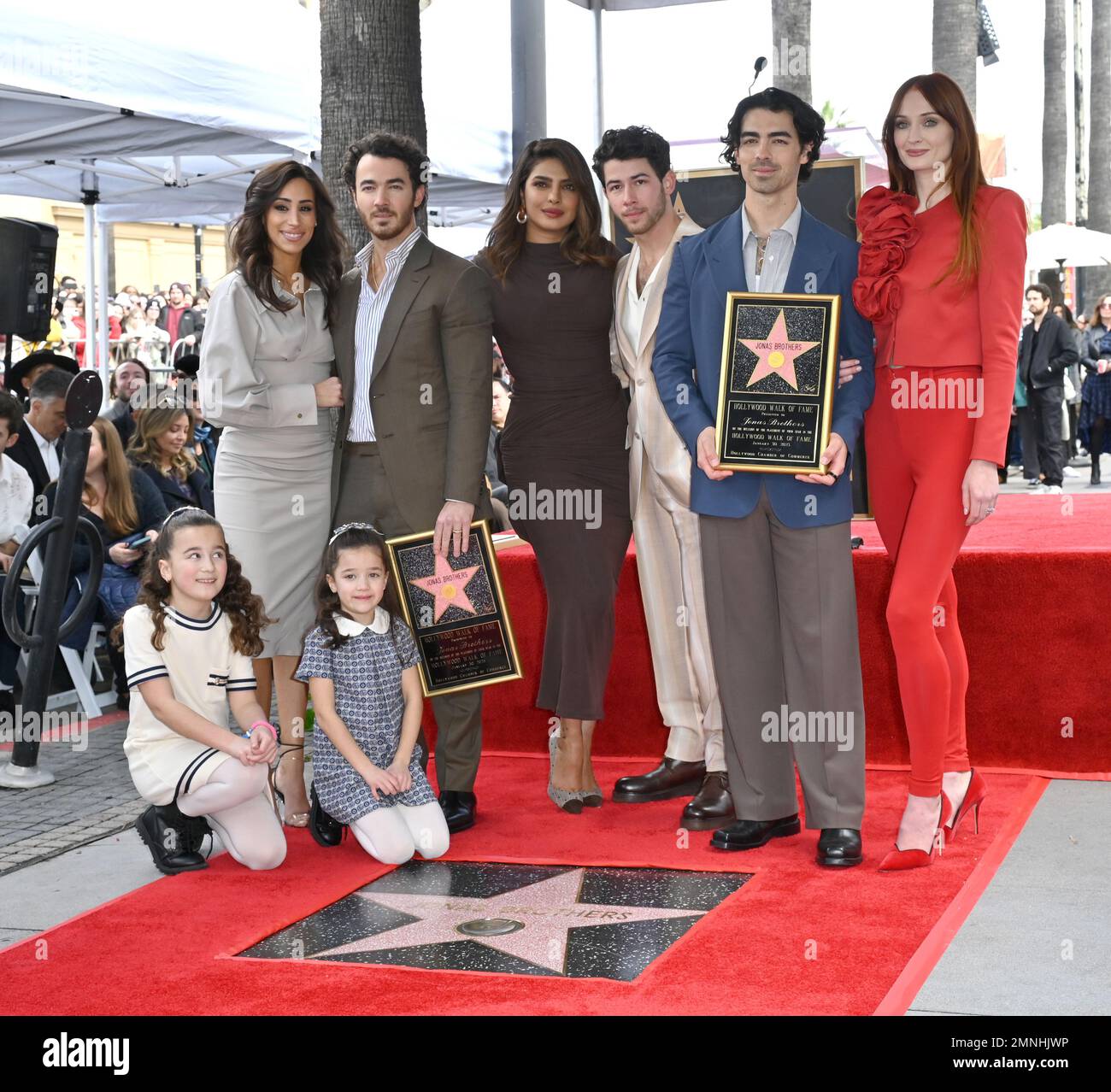 Los Angeles, USA. 30. Januar 2023. Valentina Angelina Jonas, Danielle Jonas, Alena Rose Jonas, Kevin Jonas, Priyanka Chopra, Nick Jonas, Joe Jonas und Sophie Turner bei der Hollywood Walk of Fame Star Zeremonie zu Ehren der Jonas Brothers. Bildnachweis: Paul Smith/Alamy Live News Stockfoto