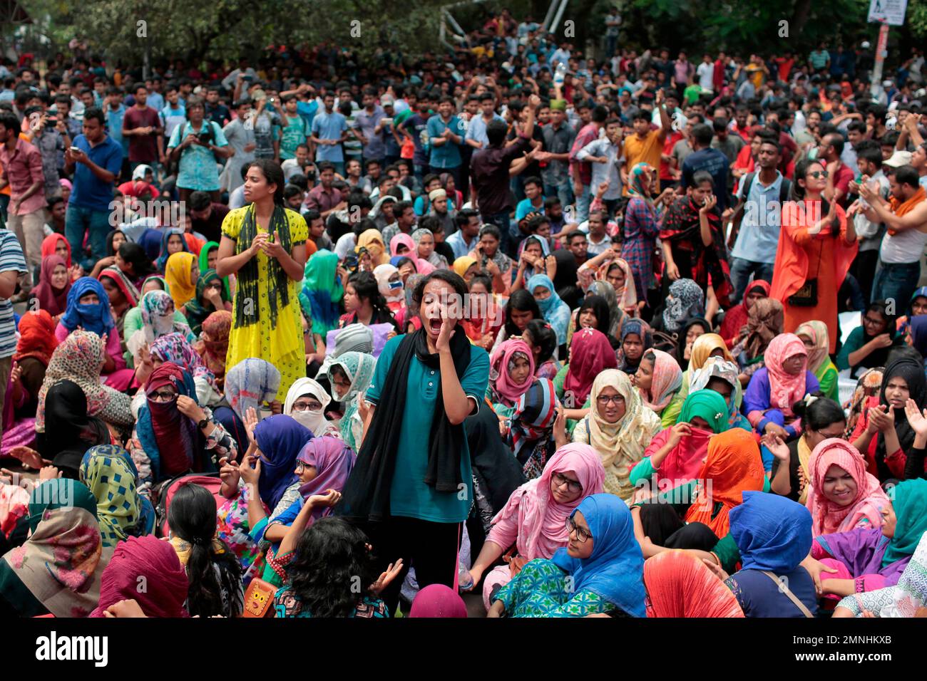 Bangladeshi students shout slogans during a protest for removing or reforming a quota system in government jobs in Dhaka, Bangladesh, Monday, April 9, 2018. (AP Photo/A.M. Ahad) Stockfoto