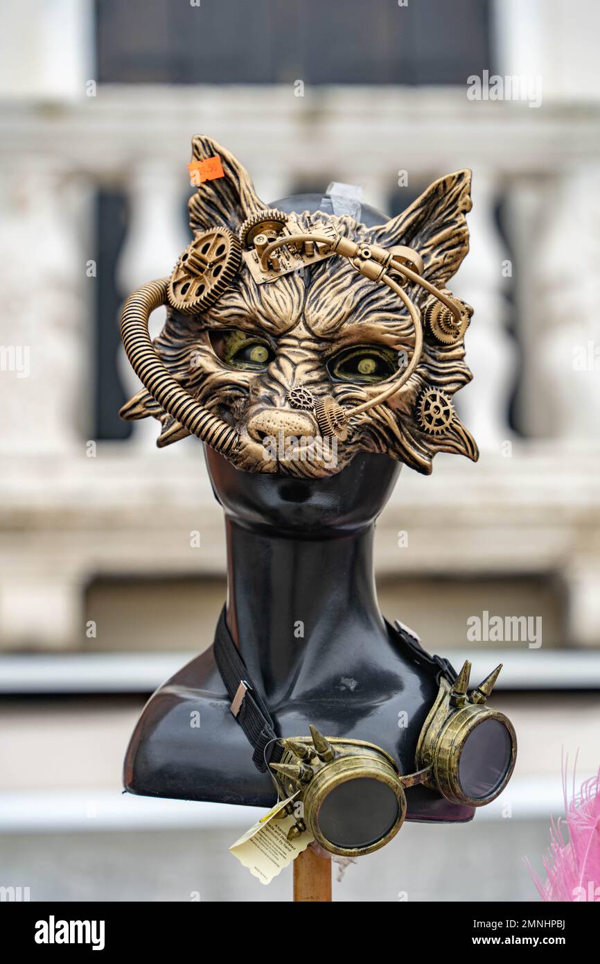 Steampunk-Katzenmaske am Kopf der Schaufensterpuppe in Venedig, Italien Stockfoto