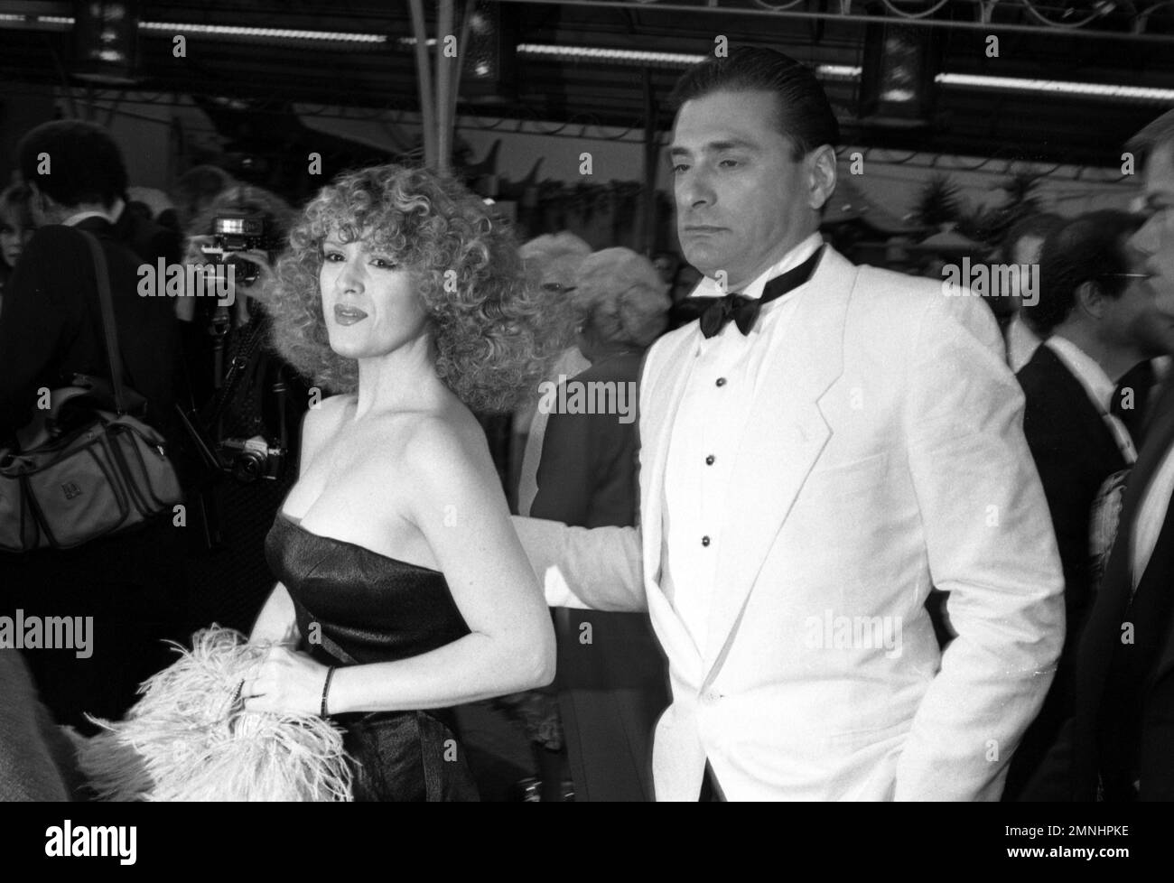 Bernadette Peters und ihr Agent Richard Grant bei der Premiere von Annie im Mann's Chinese Theater am 19. Mai 1982. Kredit: Ralph Dominguez/MediaPunch Stockfoto