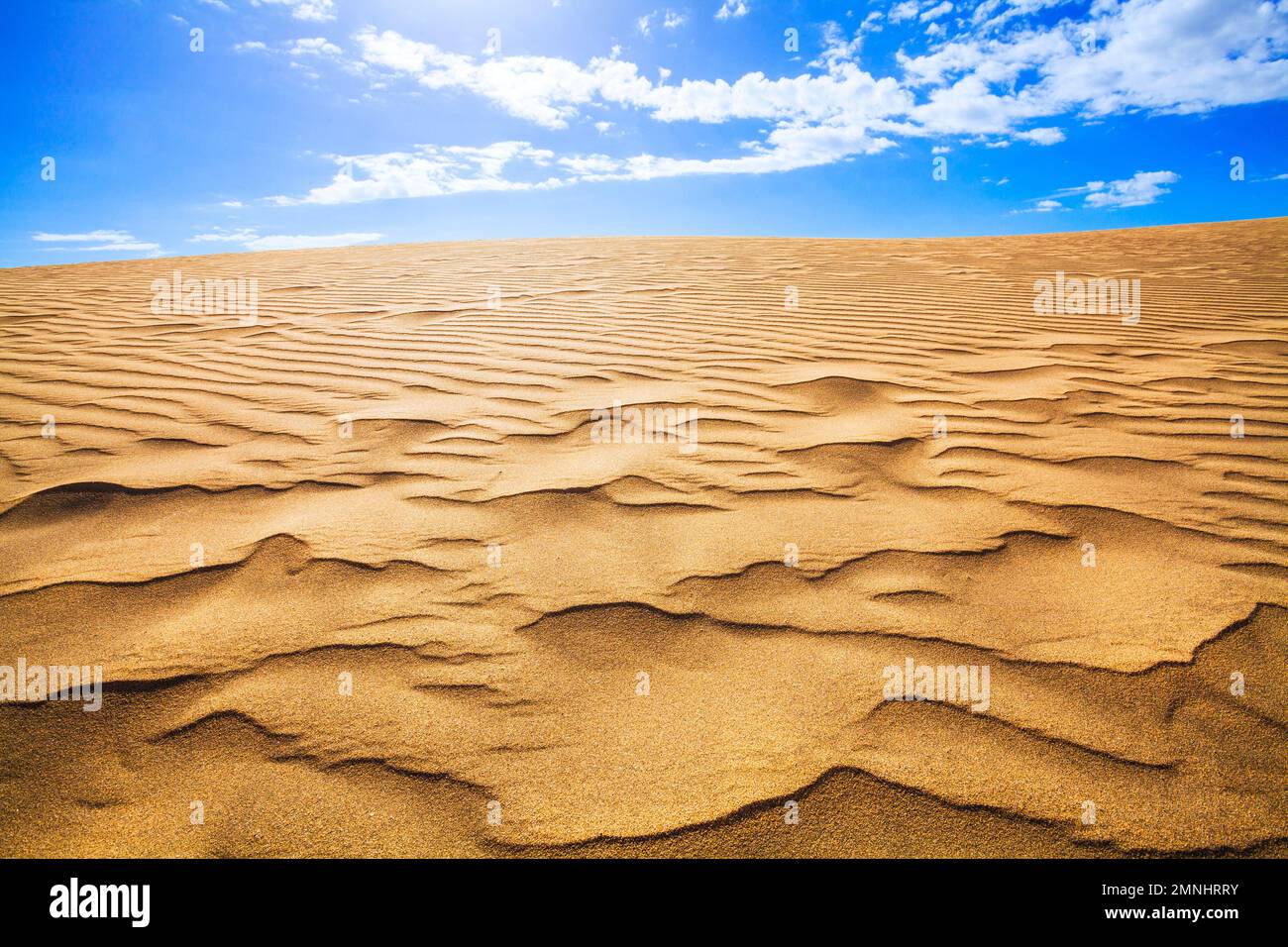Wüstensanddünen und blauer Himmel in Maspalomas Gran Canaria, Spanien. Stockfoto