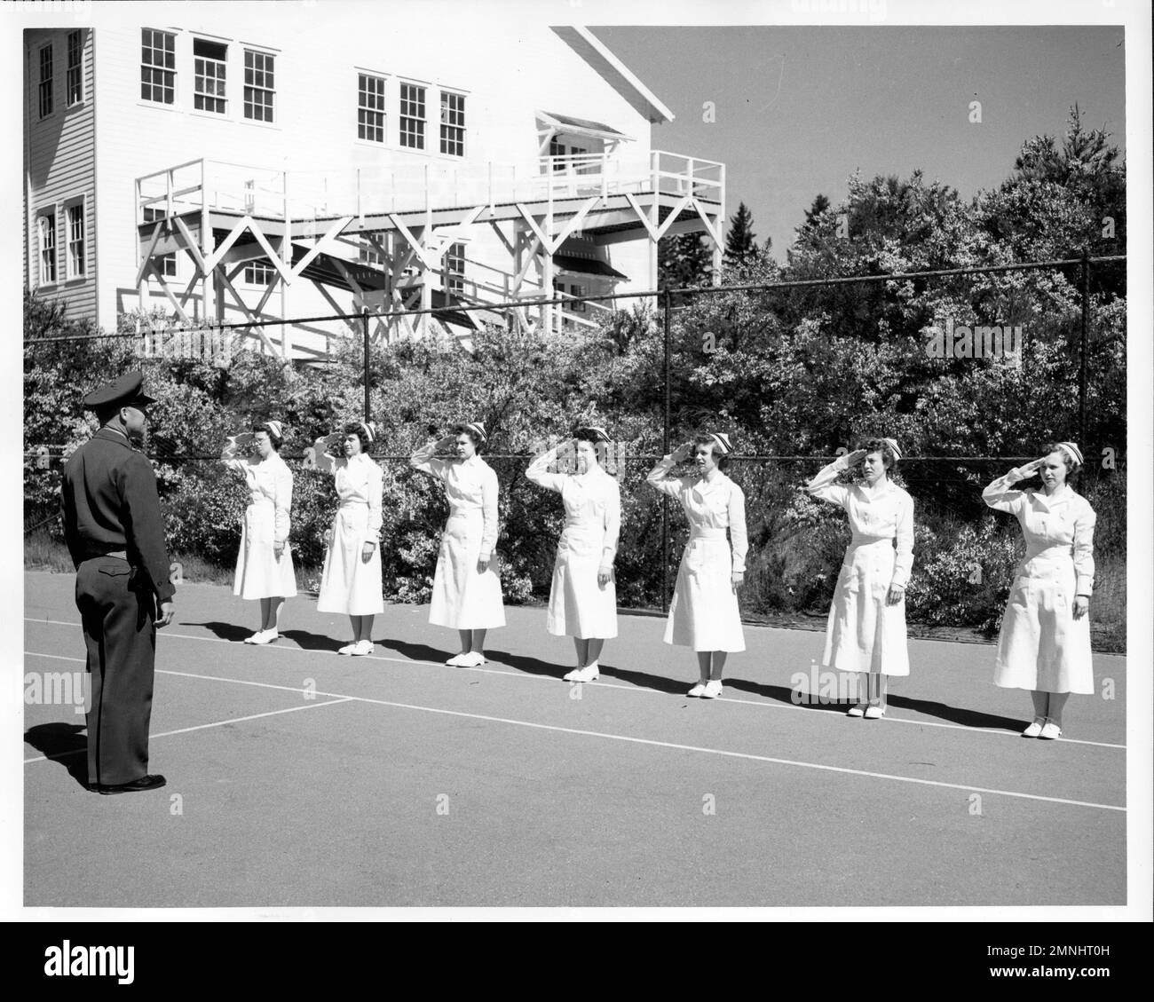 Krankenpflegepersonal im Marinekrankenhaus Bermerton, Washington, vorbereiten auf das Krankenpflegebeschaffungsprogramm. Indoktrinees erhalten Übung im Marsch und in militärischer Formation ca. Mai 8 1950 Stockfoto