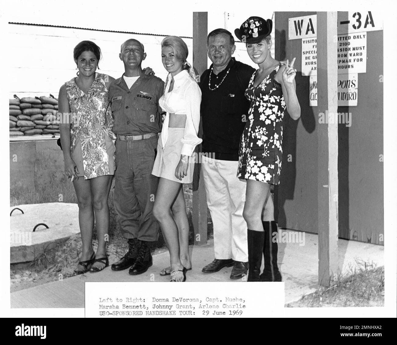[Naval Support Activity Hospital Danang, Vietnam]. Von links nach rechts. Donna DeVorona, Kapitän Muehe, Marsha Bennett, Johnny Grant, Arlene Charles. VON USO gesponserte Handshake Tour ca. 29. Juni 1969 [Vietnamkrieg] Stockfoto