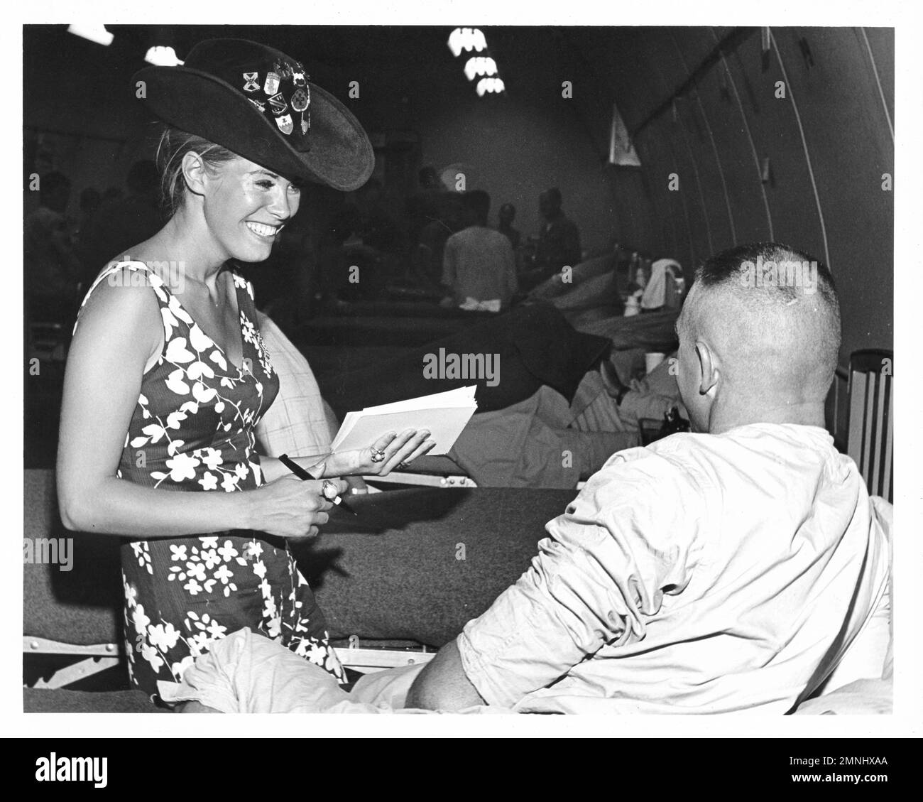 [Naval Support Activity Hospital Danang, Vietnam]. VON USO gesponserte Handshake-Tour. 29. Juni 1969 Arlene Charles signiert ein Autogramm für einen verwundeten Marine. [Vietnamkrieg]. Stockfoto