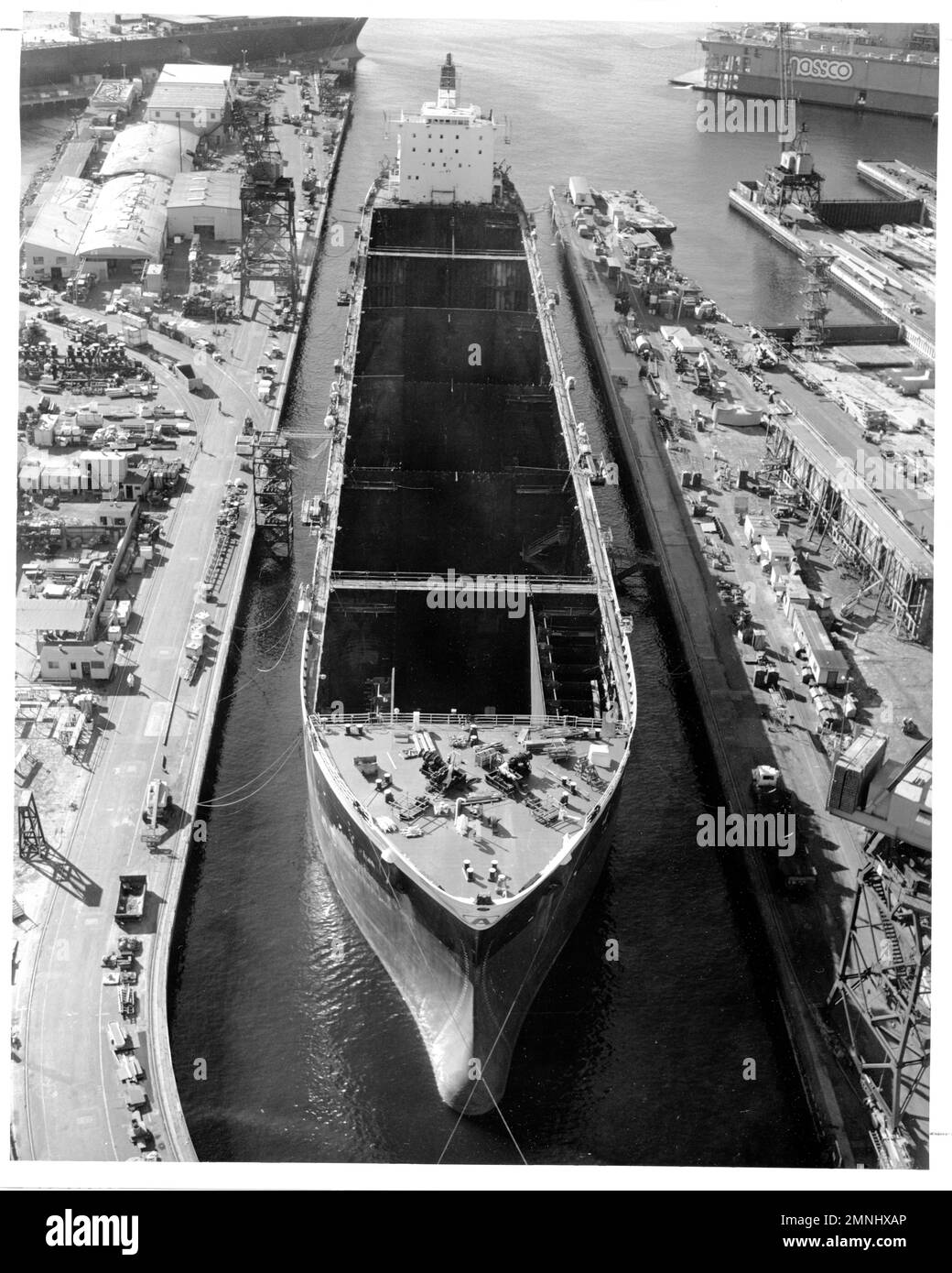 In einem Grabdock der National Steel and Shipbuilding Company, San Diego, wird der Supertanker SS Worth zu USNS Mercy (T-AH 19) umgebaut, dem neuesten Krankenhausschiff der Navy ca. Ende 1970er Stockfoto