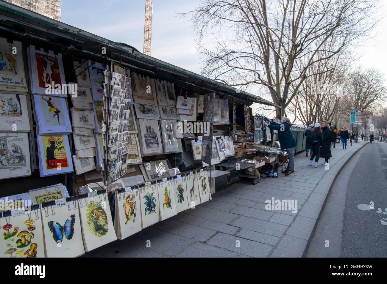 Die Bookseller-Stände entlang der seine in Frankreich sind eine renommierte Institution in Paris. Paris Antiquitätenstände mit Farben, Büchern und Spielzeug. Stockfoto