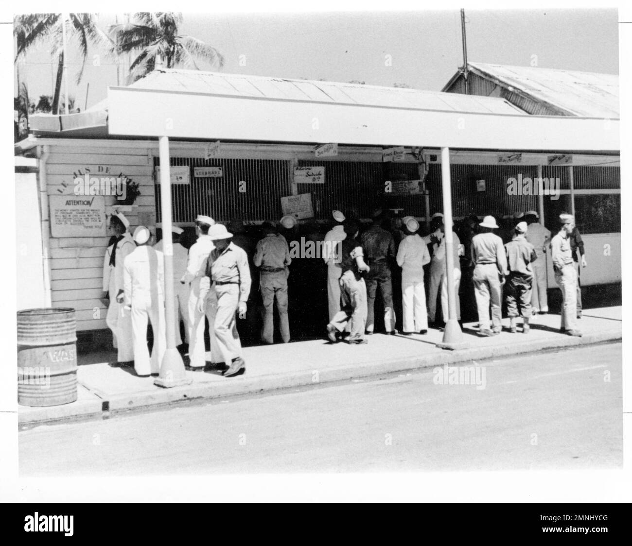 Die Geschäfte in dieser einheimischen Kantine in Noumea, Neukaledonien, blühten auf, als Schiffe der Task Force 16 nach Einsätzen mit feindlichen Kräften in den Hafen kamen. 7. November 1942 Stockfoto