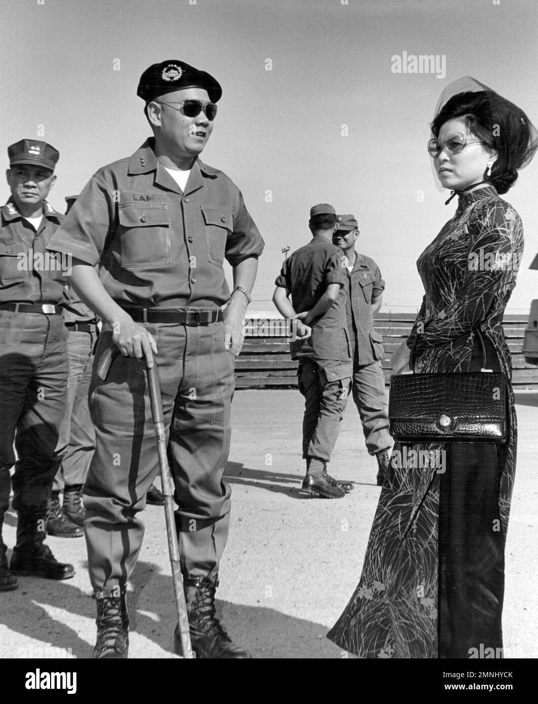 18-0197-029print 8x10 b&w [Naval Support Activity Hospital Danang, Vietnam]. Befehlshaber der ARVN-Streitkräfte, erster Korps, General Lam und Frau Lam, besuchen am 22. Dezember 1969 das NSA-Krankenhaus. Stockfoto