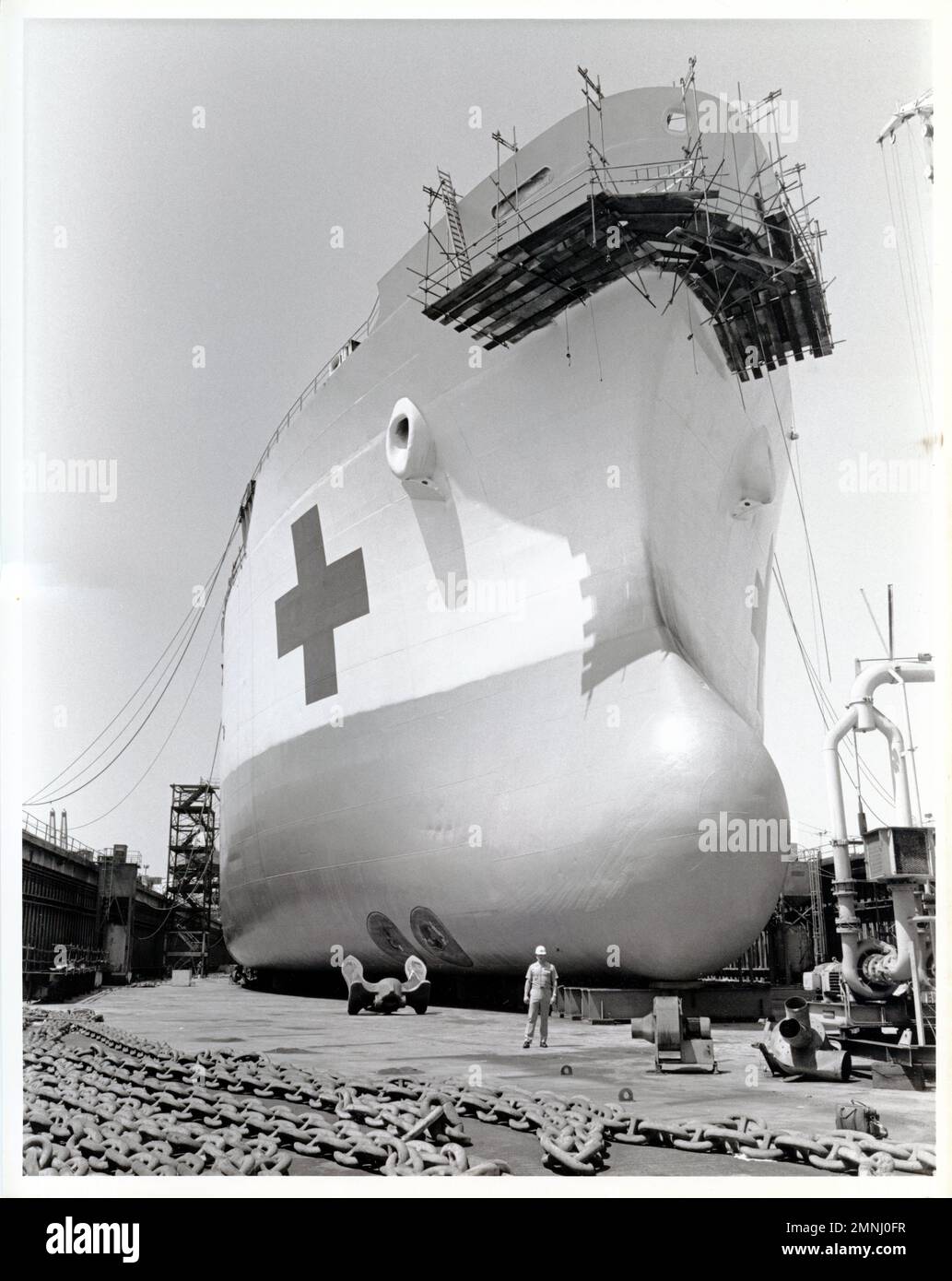 Der Mammutbogen des Krankenhausschiffs USNS Mercy Zwerge Navy Lieutenant Doug Faulls, MSC Ca. Ende 1970er Stockfoto