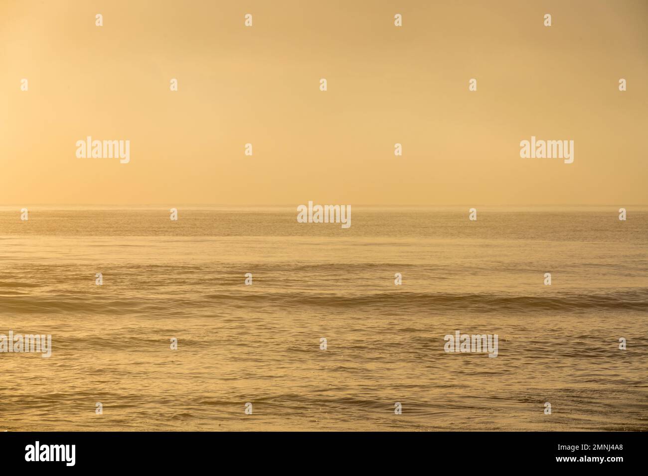 Ruhiges Meer bei Sonnenaufgang Stockfoto Ruhiges Meer bei Sonnenaufgang Stockfoto