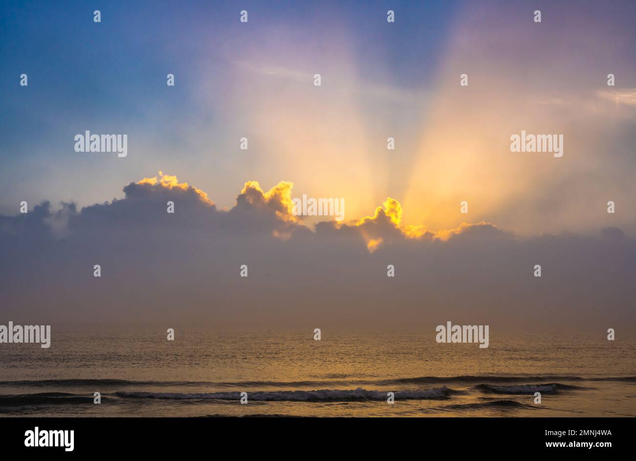 Die Sonne geht über dem ruhigen Ozean auf Stockfoto Die Sonne geht über dem ruhigen Ozean auf Stockfoto